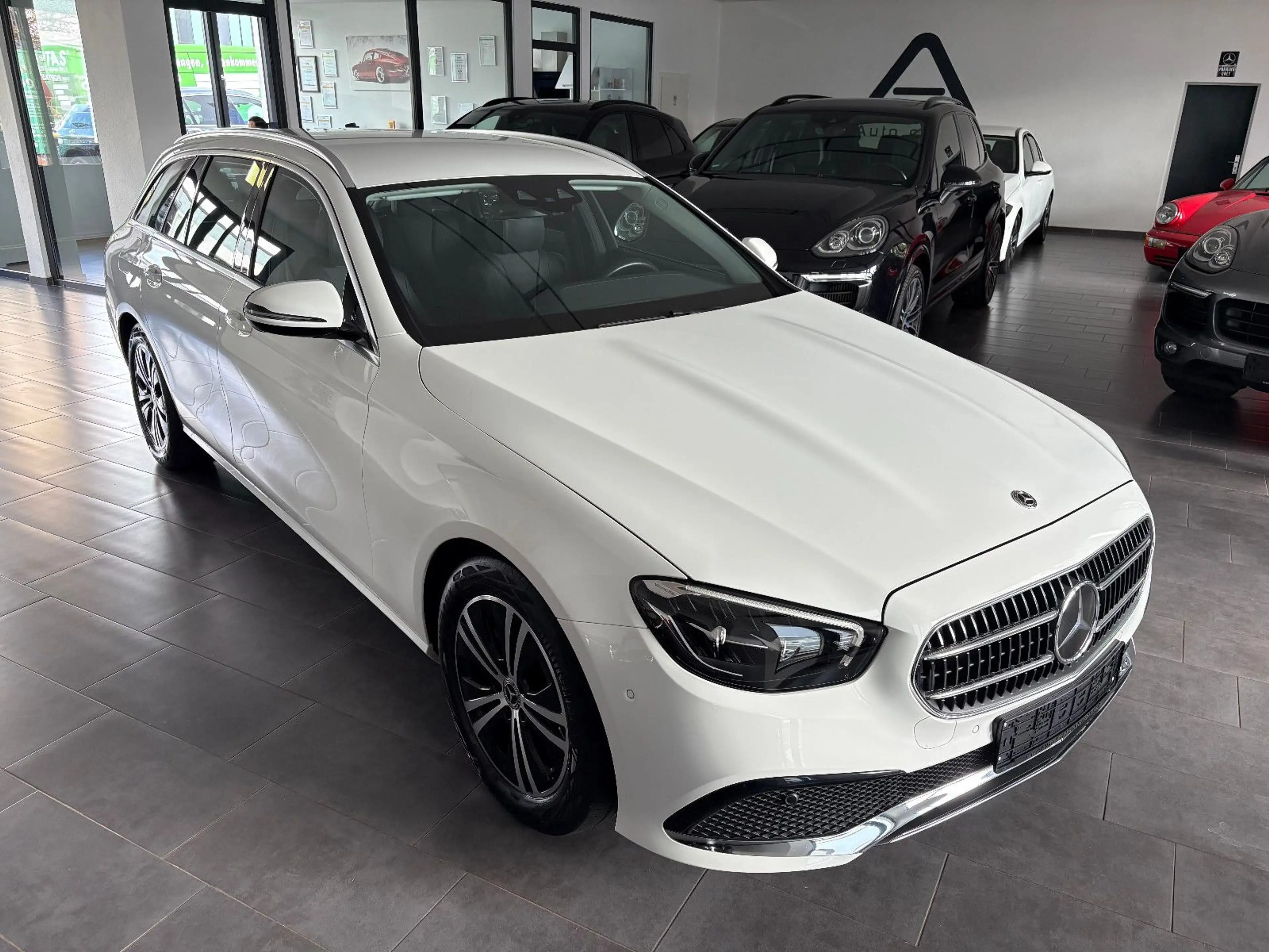 Mercedes-Benz E 200 T-Modell Navi/LED/Ditstronic/AHK/Totw.