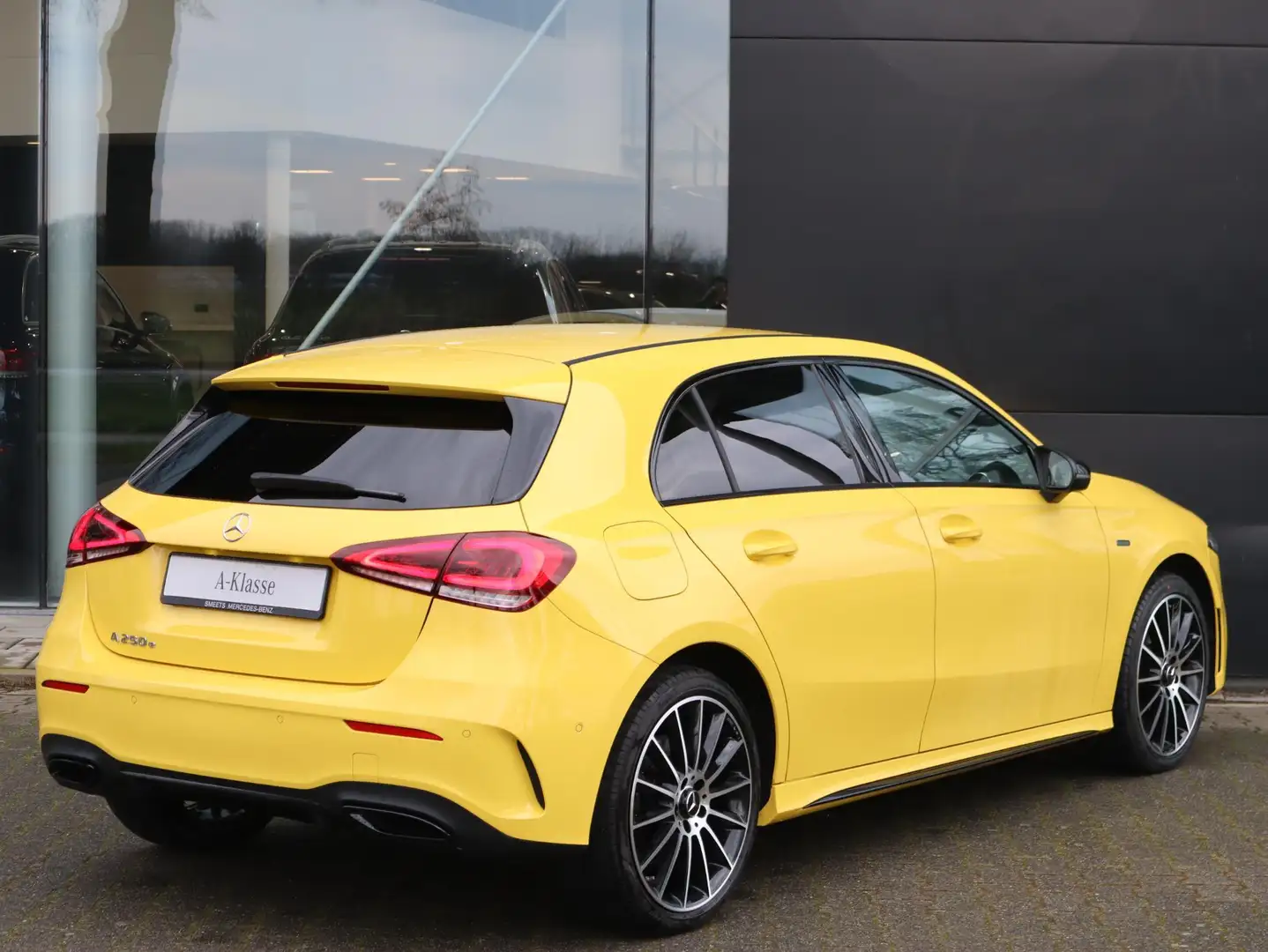 Mercedes-Benz A 250 e AMG Line | Trekhaak | LED | Camera | Navigatie | Geel - 2