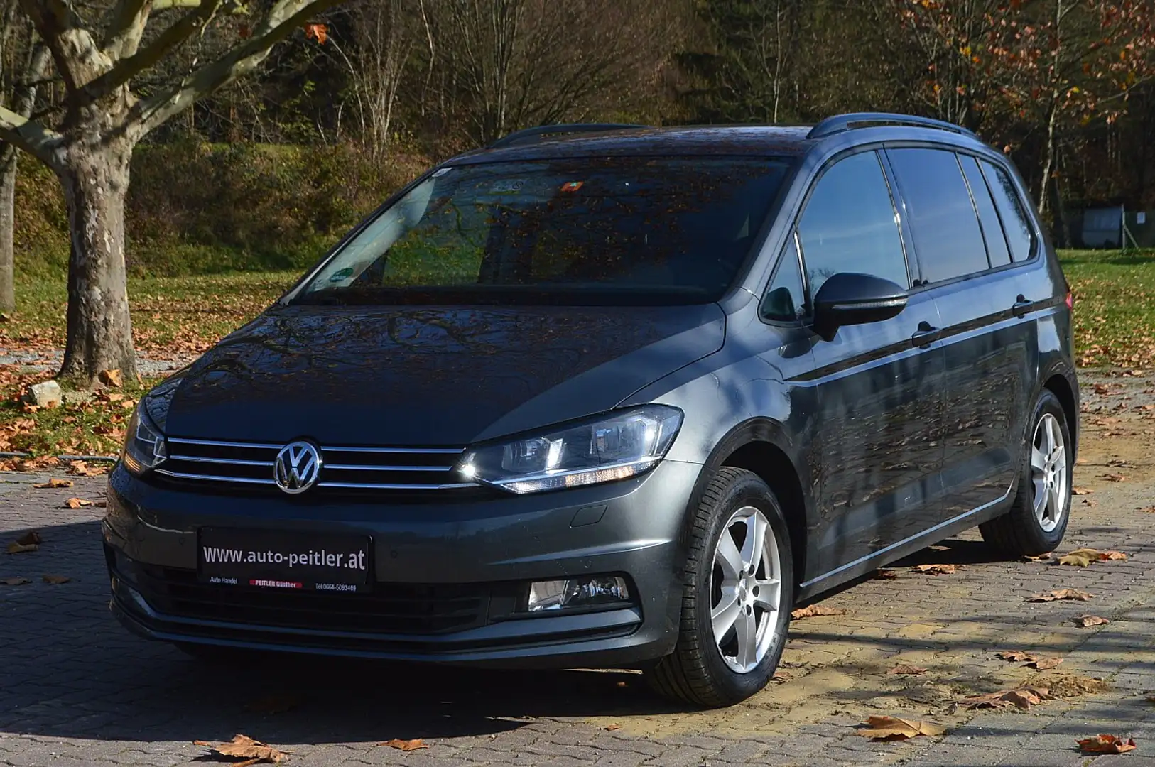 Volkswagen Touran Comfortline 1,6+AHK+NAVI+SHZ+ Gris - 2