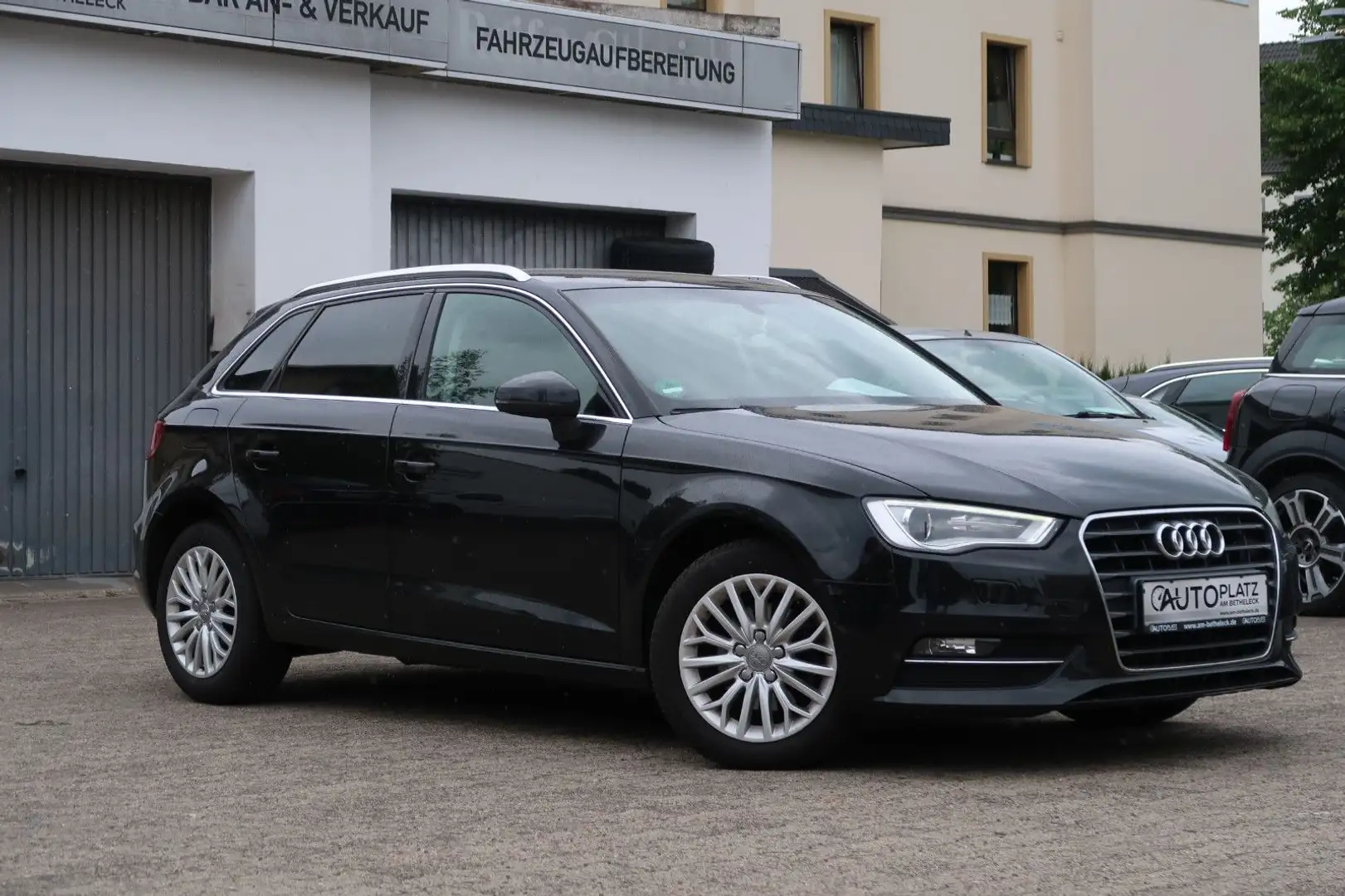 Audi A3 2.0TDI Sportback *XENON *NAVI *TEILLEDER *ALU Zwart - 1