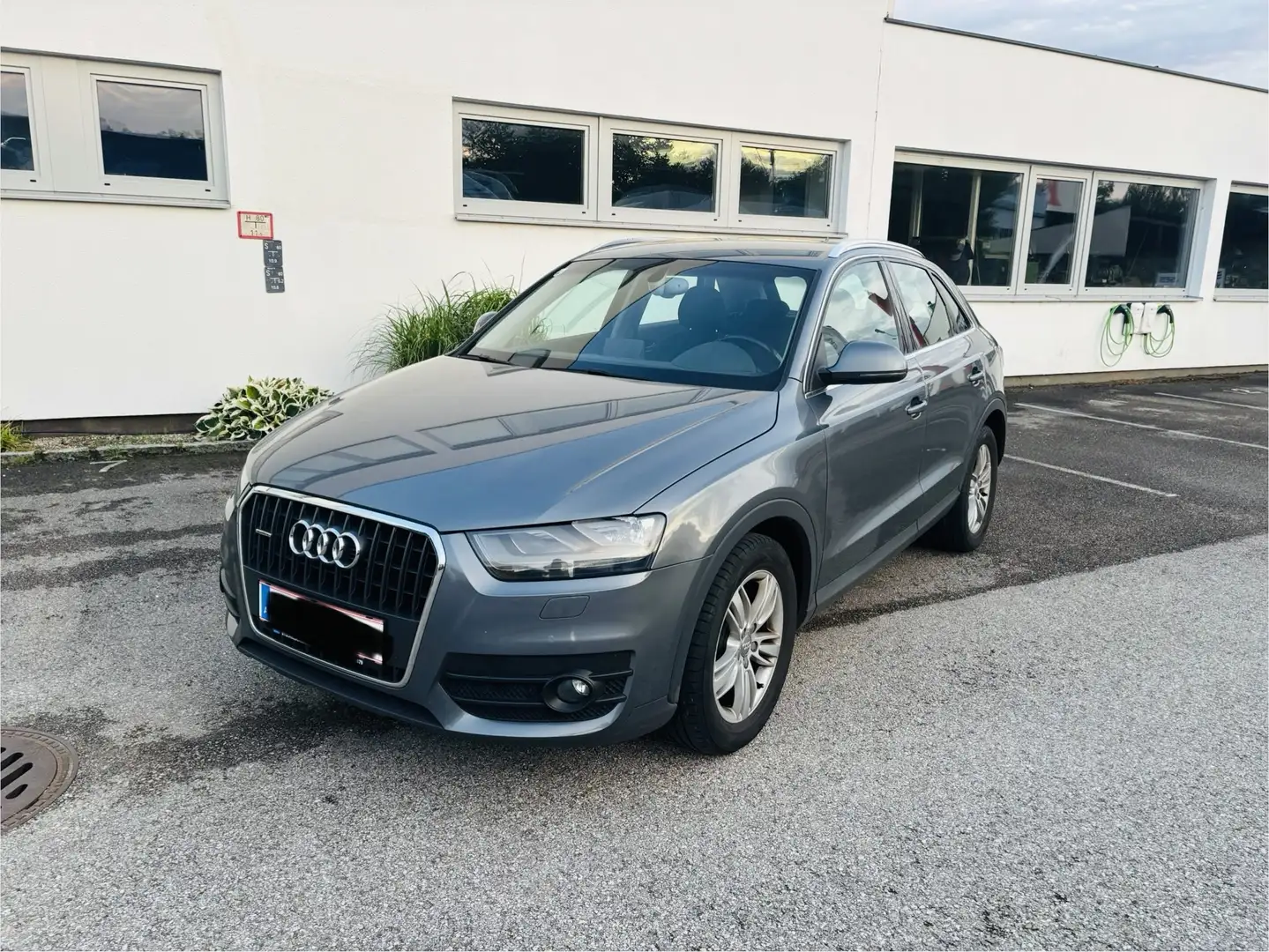 Audi Q3 2.0 TDI quattro S tronic Grau - 1