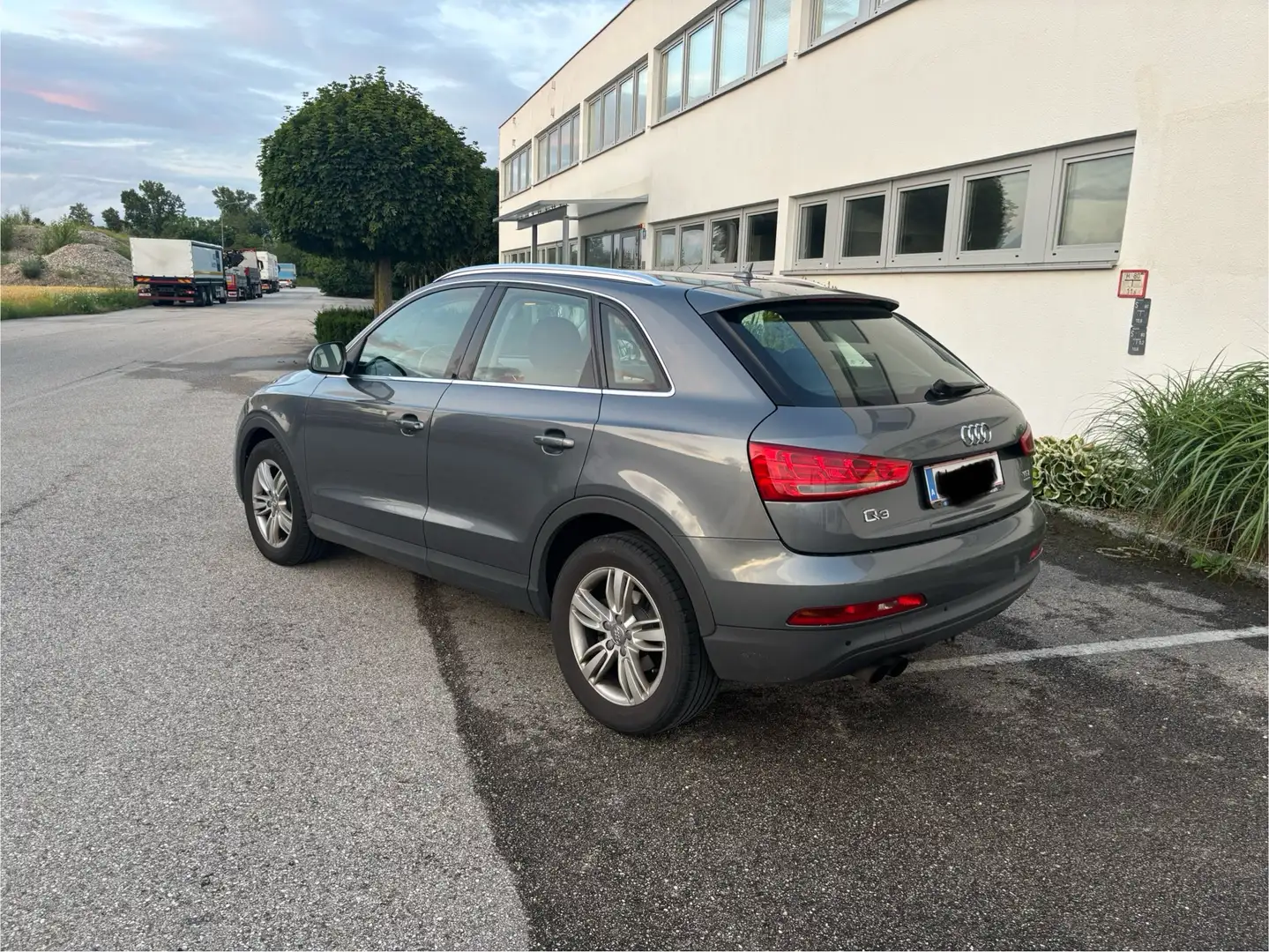 Audi Q3 2.0 TDI quattro S tronic Grau - 2
