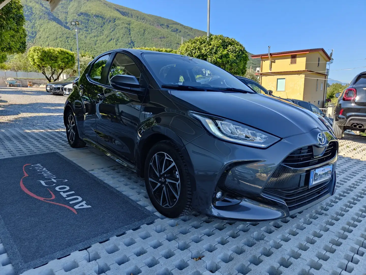 Toyota Yaris 1.5 Hybrid 5 porte Lounge Grigio - 2