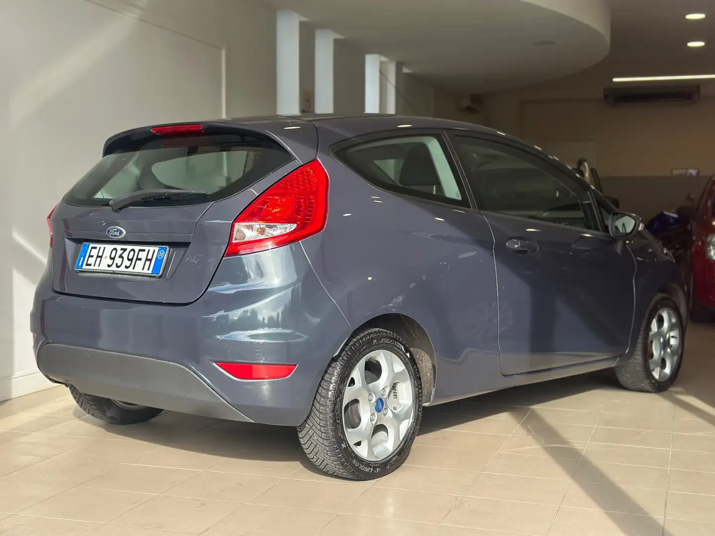 Ford Fiesta 1.4 TDCi 70CV 3 porte Titanium Grigio - 2