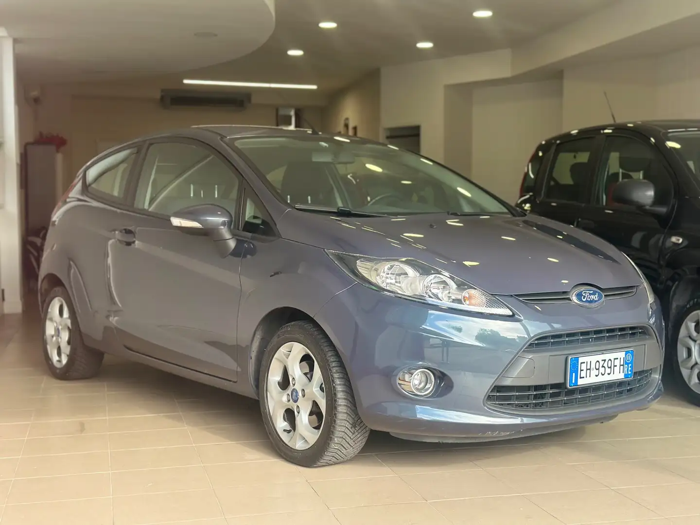 Ford Fiesta 1.4 TDCi 70CV 3 porte Titanium Grigio - 1