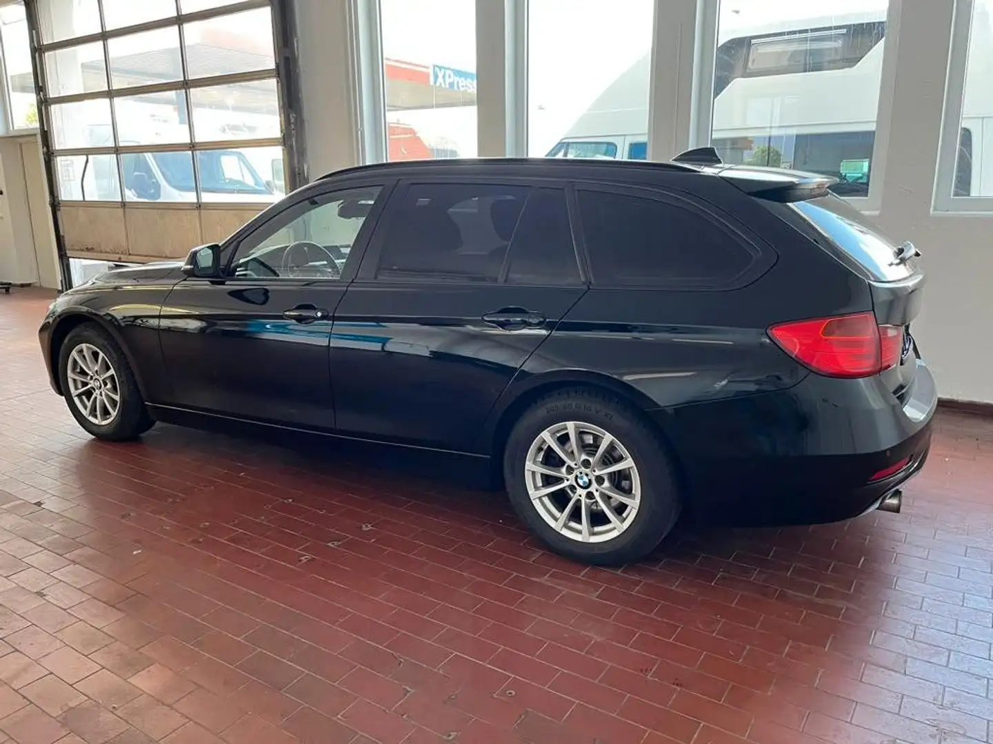 BMW 320 i Touring *Xenon/Navi/SHZ/Tempomat* Negro - 2