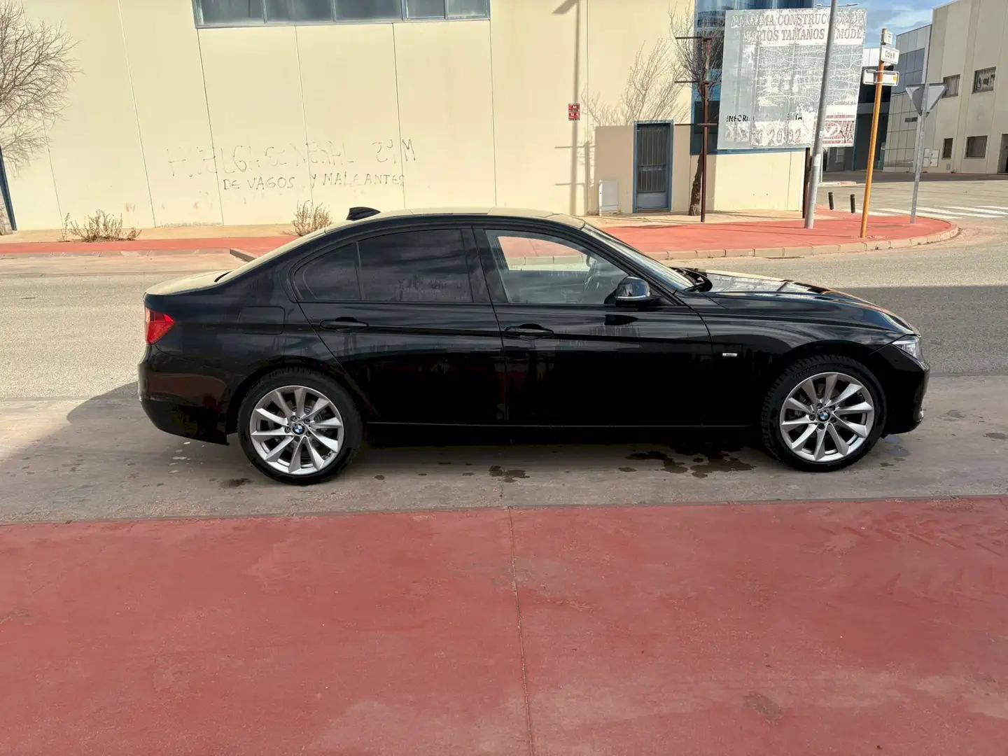 BMW 320 320dA Essential Edition Essential Edition Negro - 2