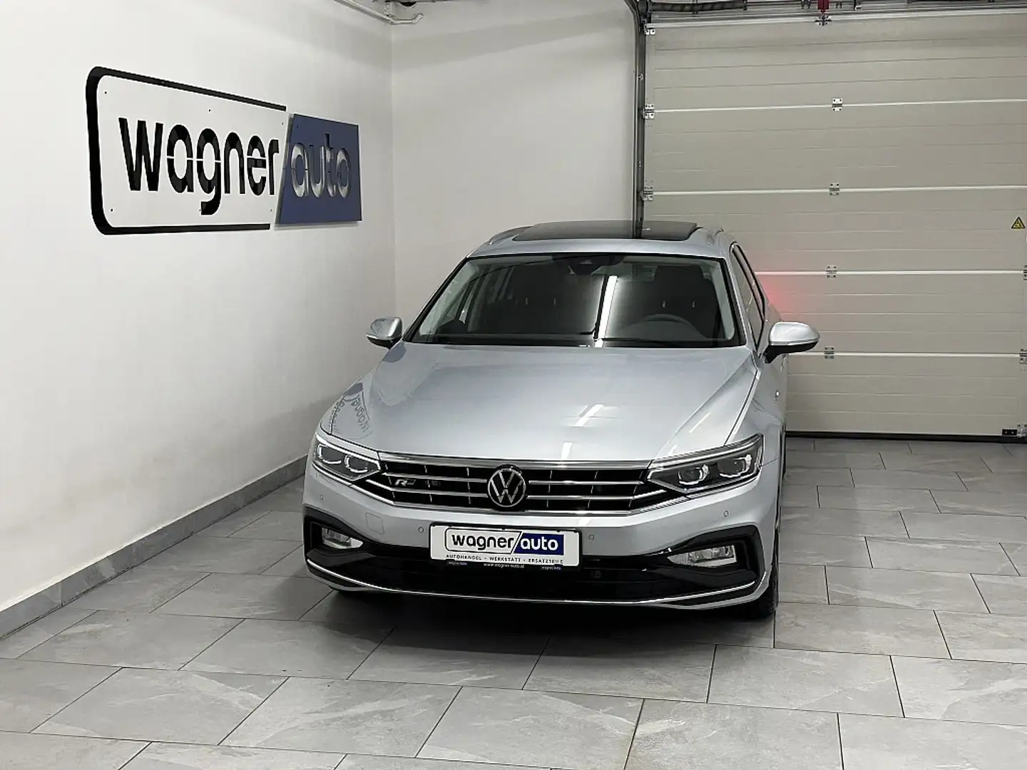 Volkswagen Passat Variant Elegance 2,0 SCR TDI DSG.R-Line/IQ Matrix LED/A... Silber - 1