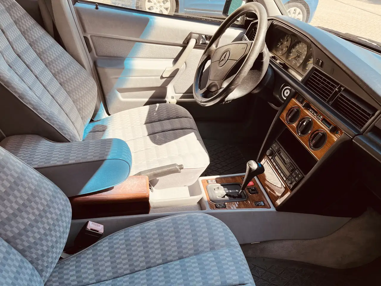 Mercedes-Benz 190 E 1.8 Klima / ESSD / Automatik / Tempomat, foto 12