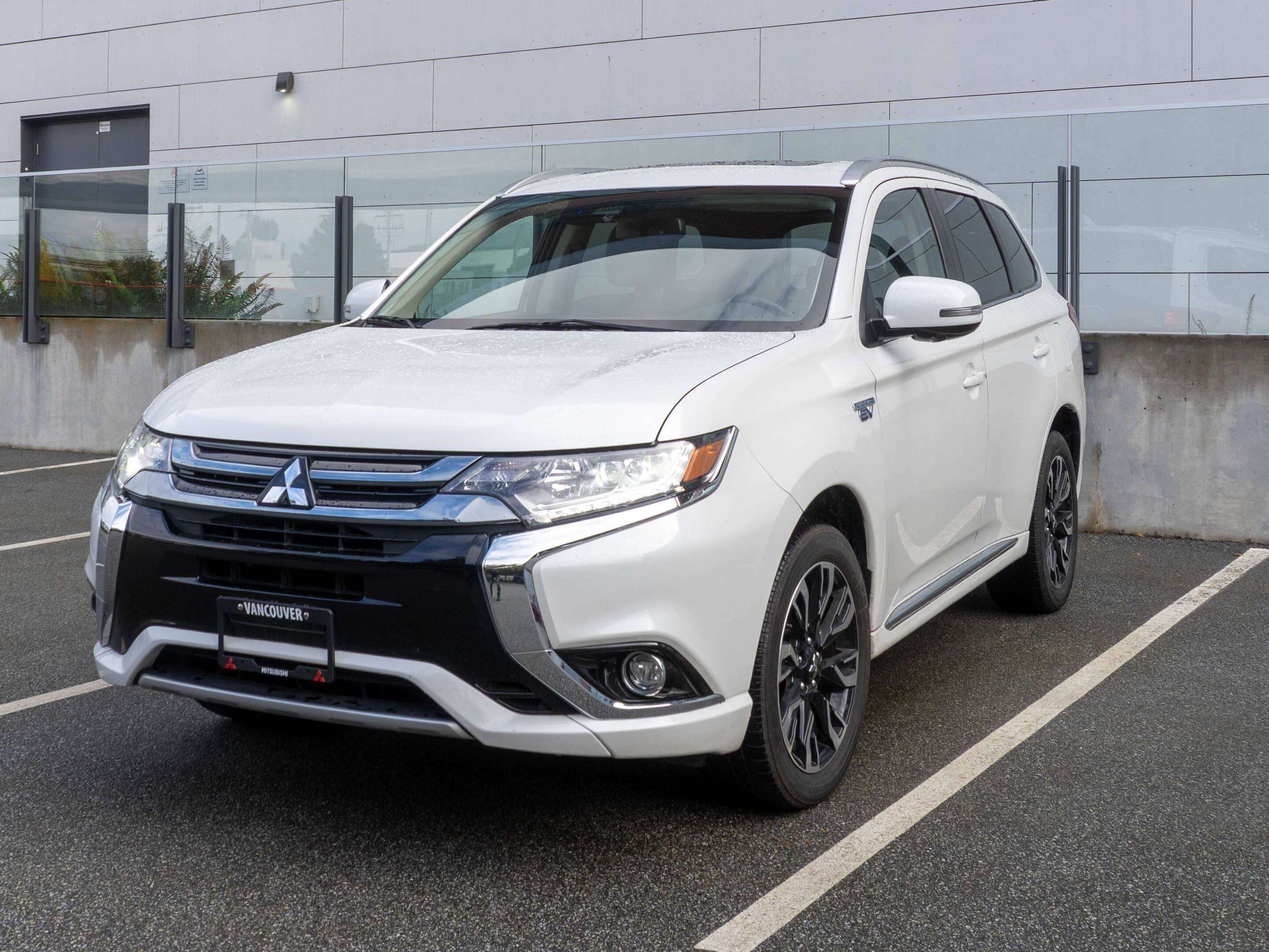 White 2018 Mitsubishi Outlander Hybrid Plug-in SUV / Crossover All-Wheel Drive Automatic