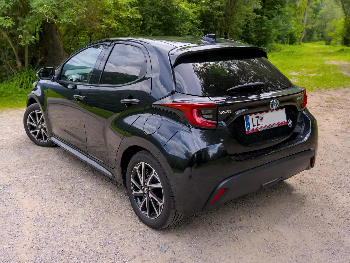Toyota Yaris Yaris 1,5 VVT-i Hybrid Design Erstbesitz Garantie Automatik Vollhybrid Schwarz - 2