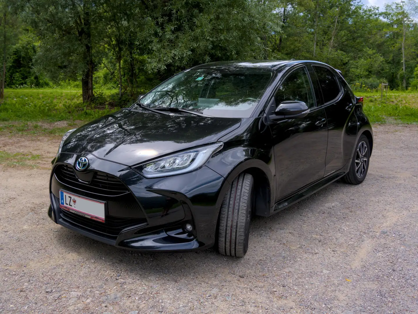 Toyota Yaris Yaris 1,5 VVT-i Hybrid Design Erstbesitz Garantie Automatik Vollhybrid Schwarz - 1