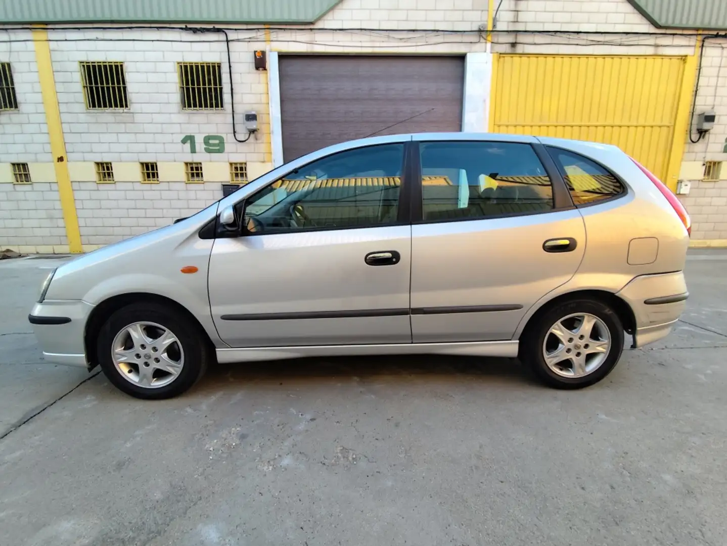 Nissan Almera Familiar Automático de 5 Puertas Серый - 2
