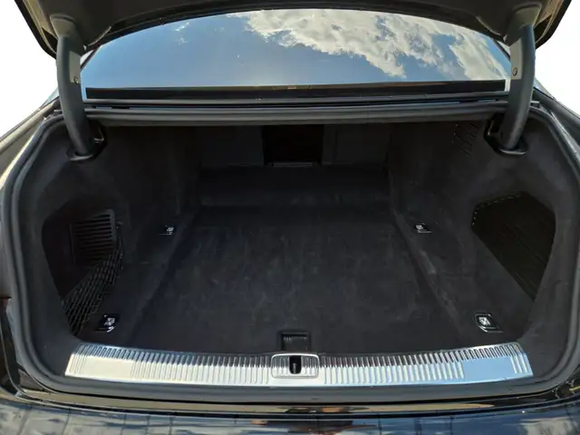 Audi A8 view 14