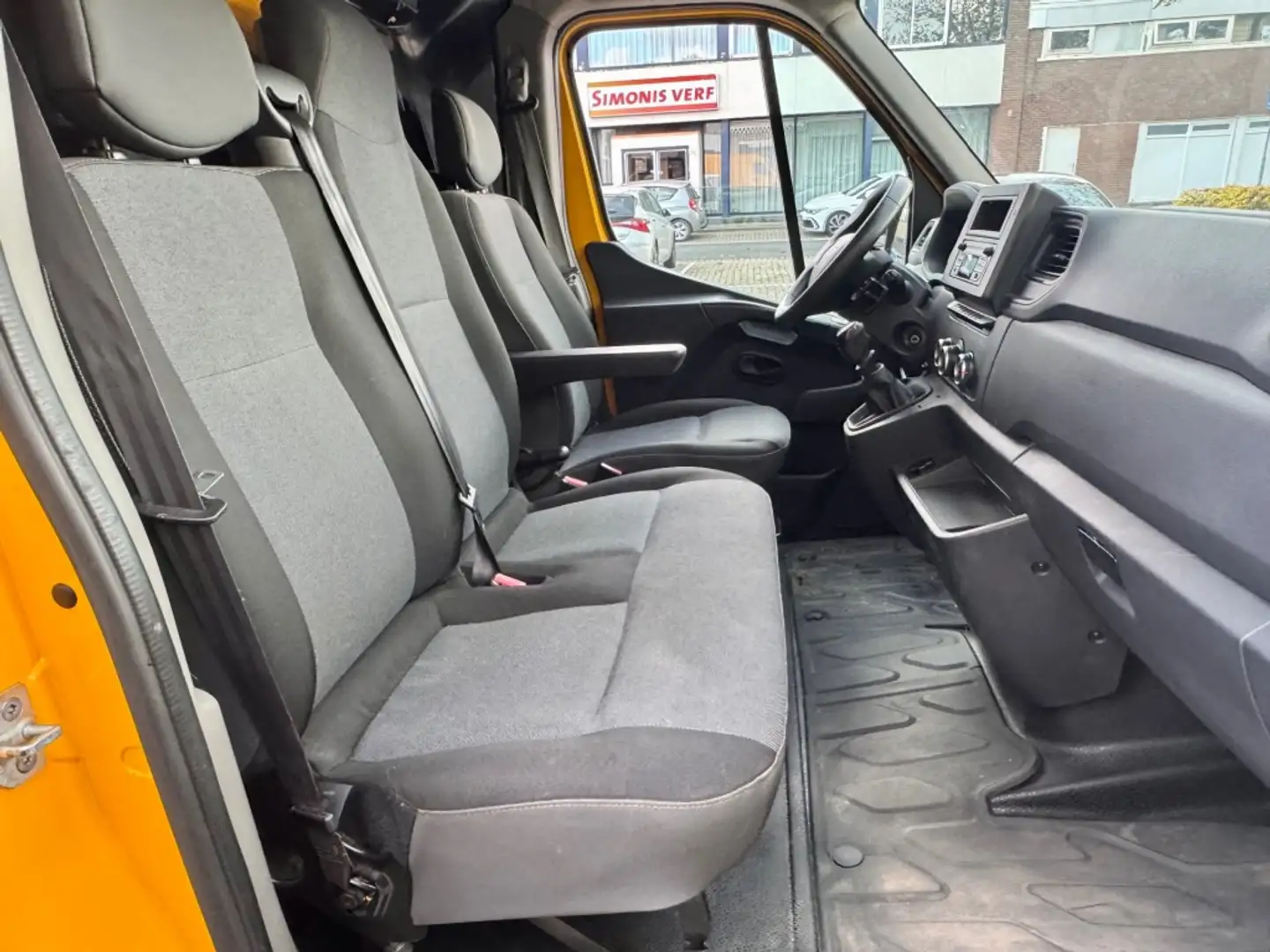 Renault Master T35 2.3 dCi 135 L2H2 AIRCO PDC 3PERS. NETTE BUS NA Geel - 2