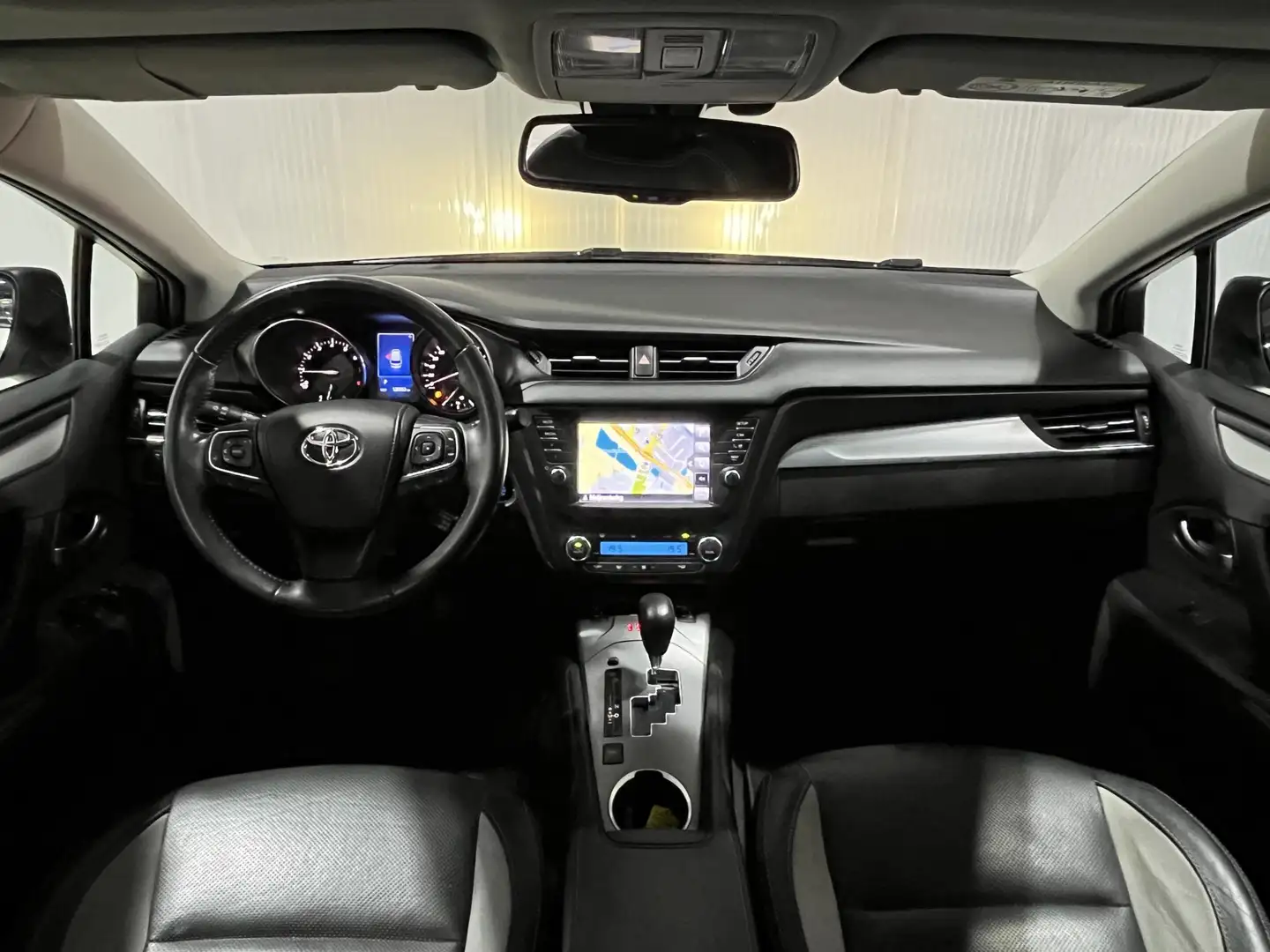 Toyota Avensis Touring Sports 1.8 VVT-i Executive Automaat Grijs - 2