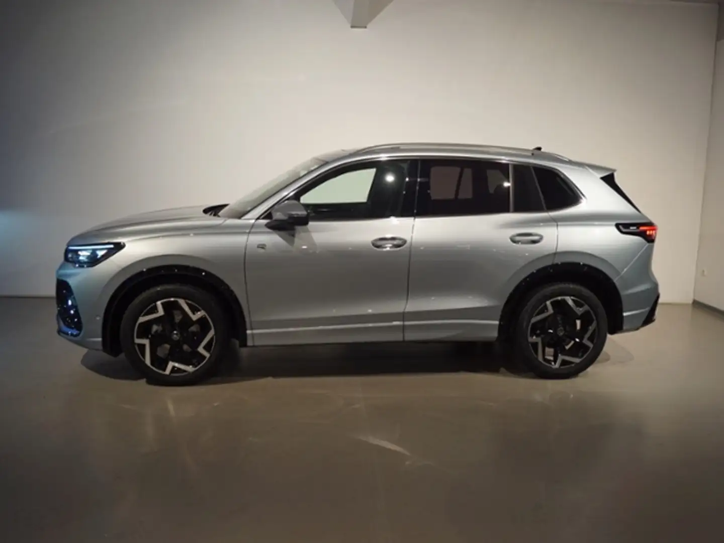 Volkswagen Tiguan 1,5 eTSI DSG R-Line *AHK*Panorama.*Navi*AppConn*S Argent - 2