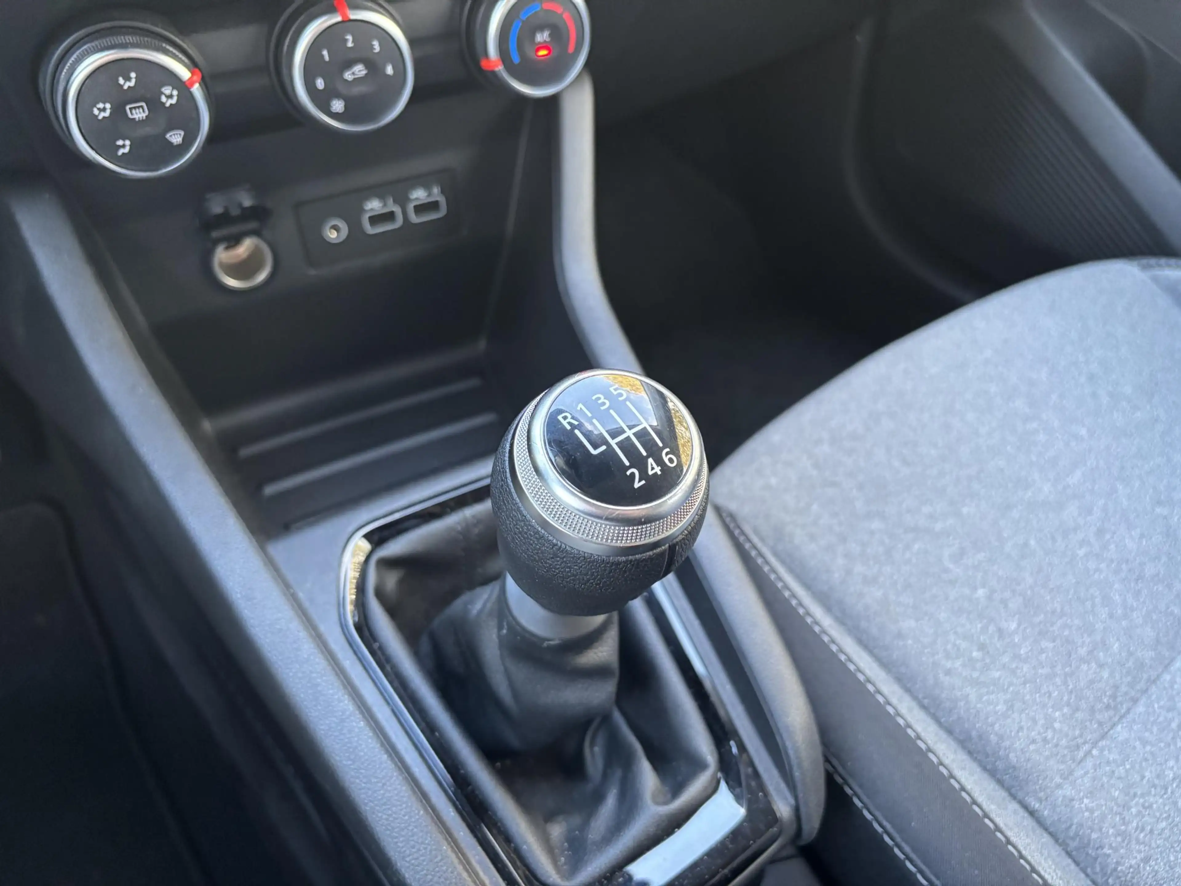 Renault Clio 1.0 TCe 90 GPF evolution l Pack Navigation l Achte — photo 20