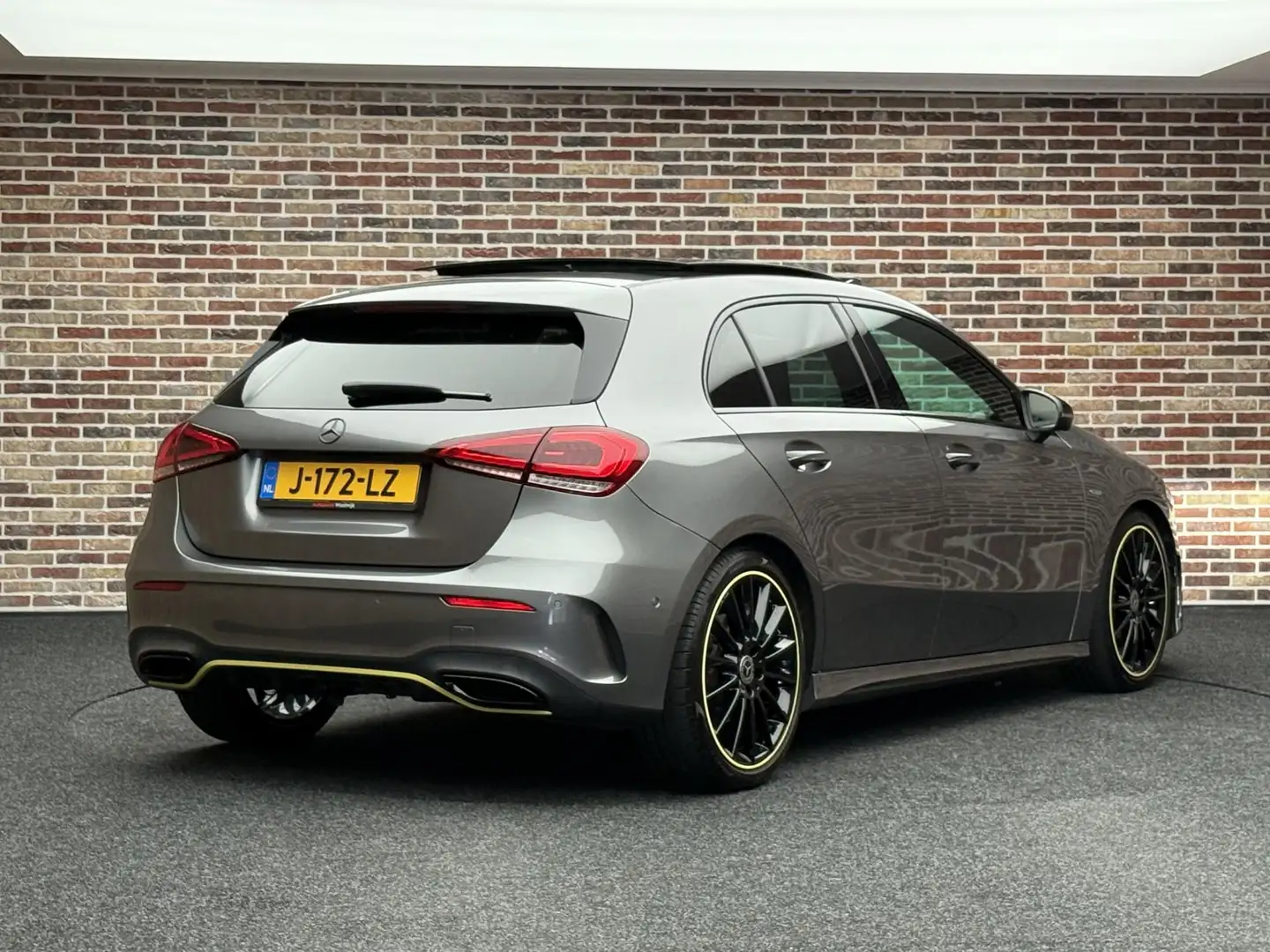 Mercedes-Benz A 200 Launch Edition Premium AMG Panorama Sfeer Trekhaak Grijs - 2