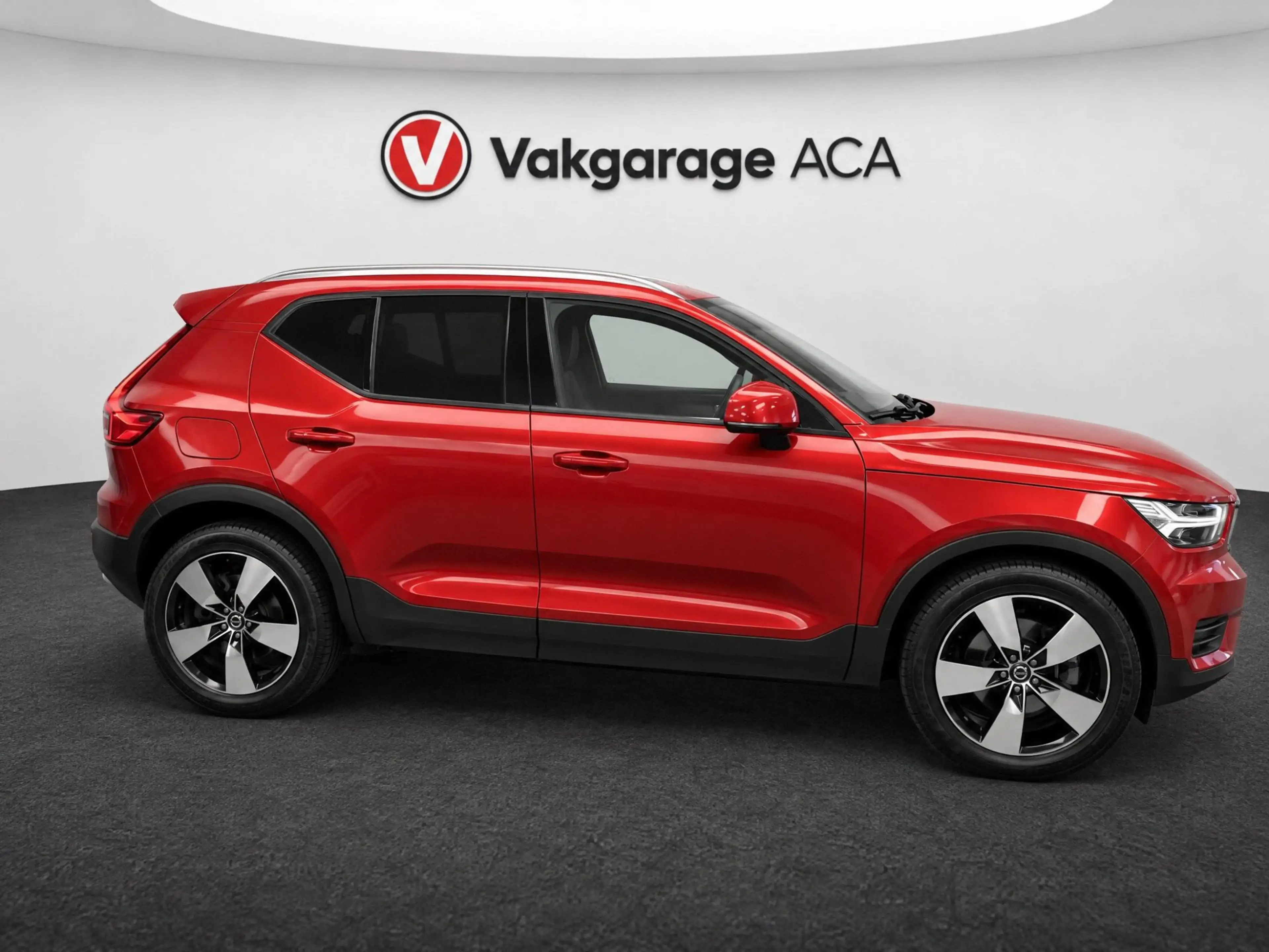 Volvo XC40 2.0 T4 Momentum // LEDER // PANO // El. TREKHAAK / — photo 3