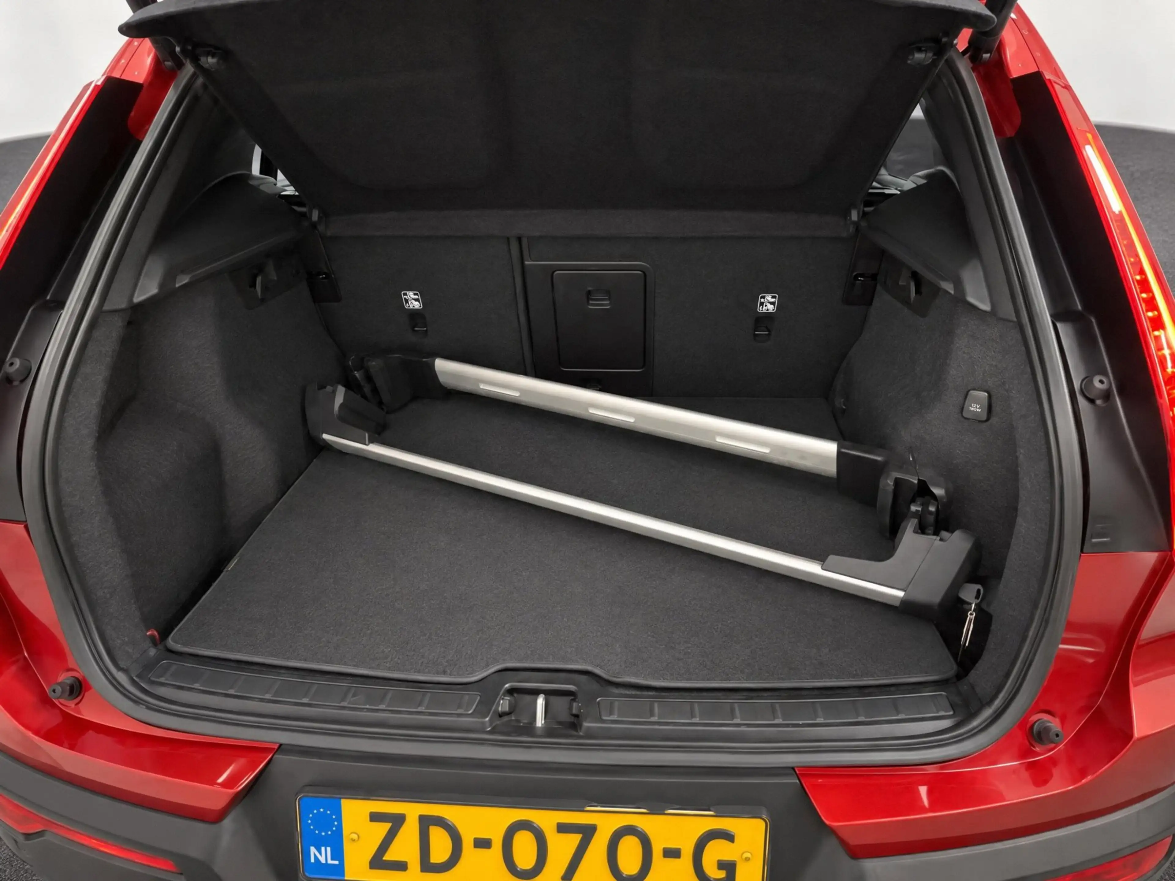 Volvo XC40 2.0 T4 Momentum // LEDER // PANO // El. TREKHAAK / — photo 23