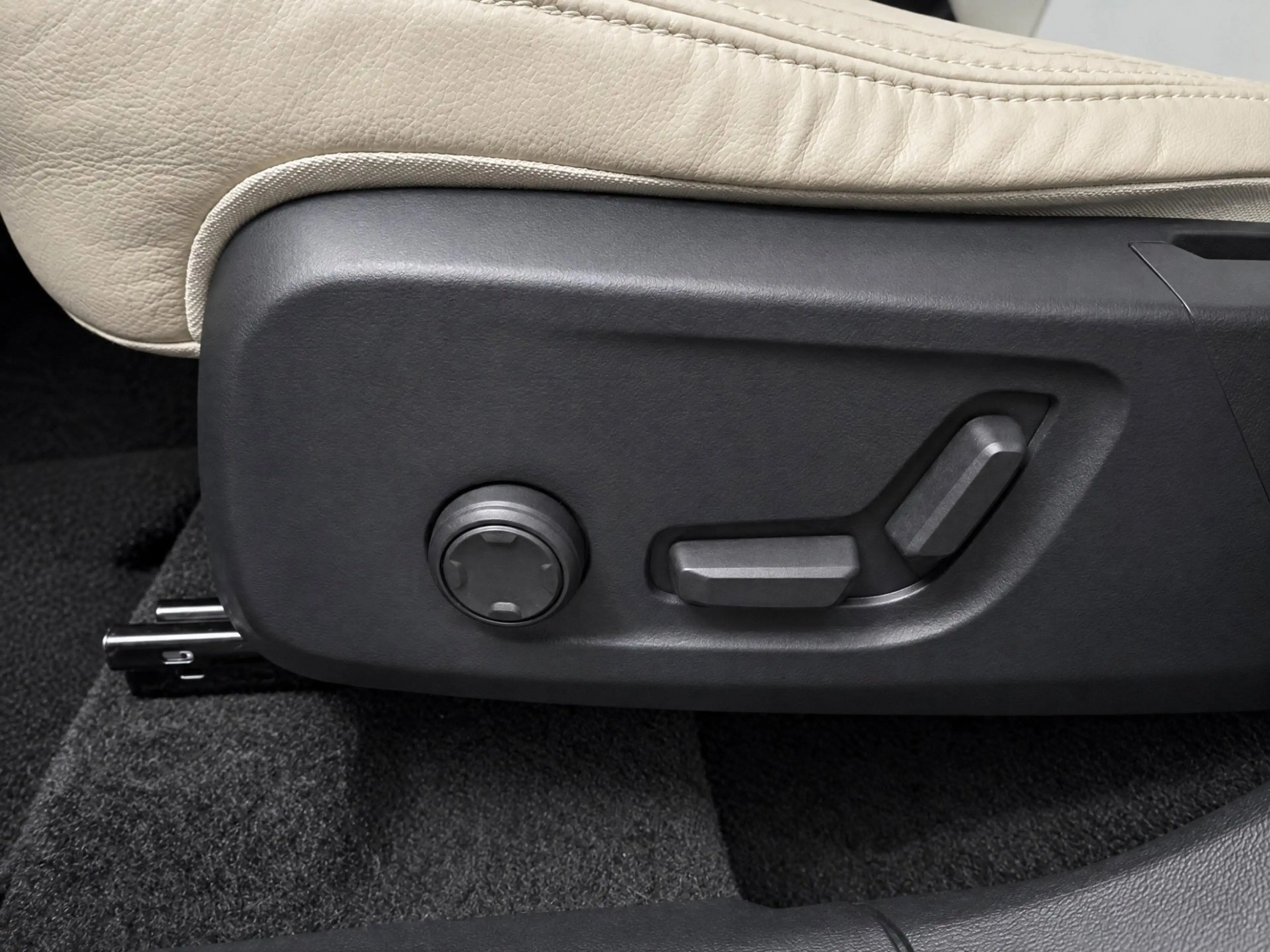 Volvo XC40 2.0 T4 Momentum // LEDER // PANO // El. TREKHAAK / — photo 26