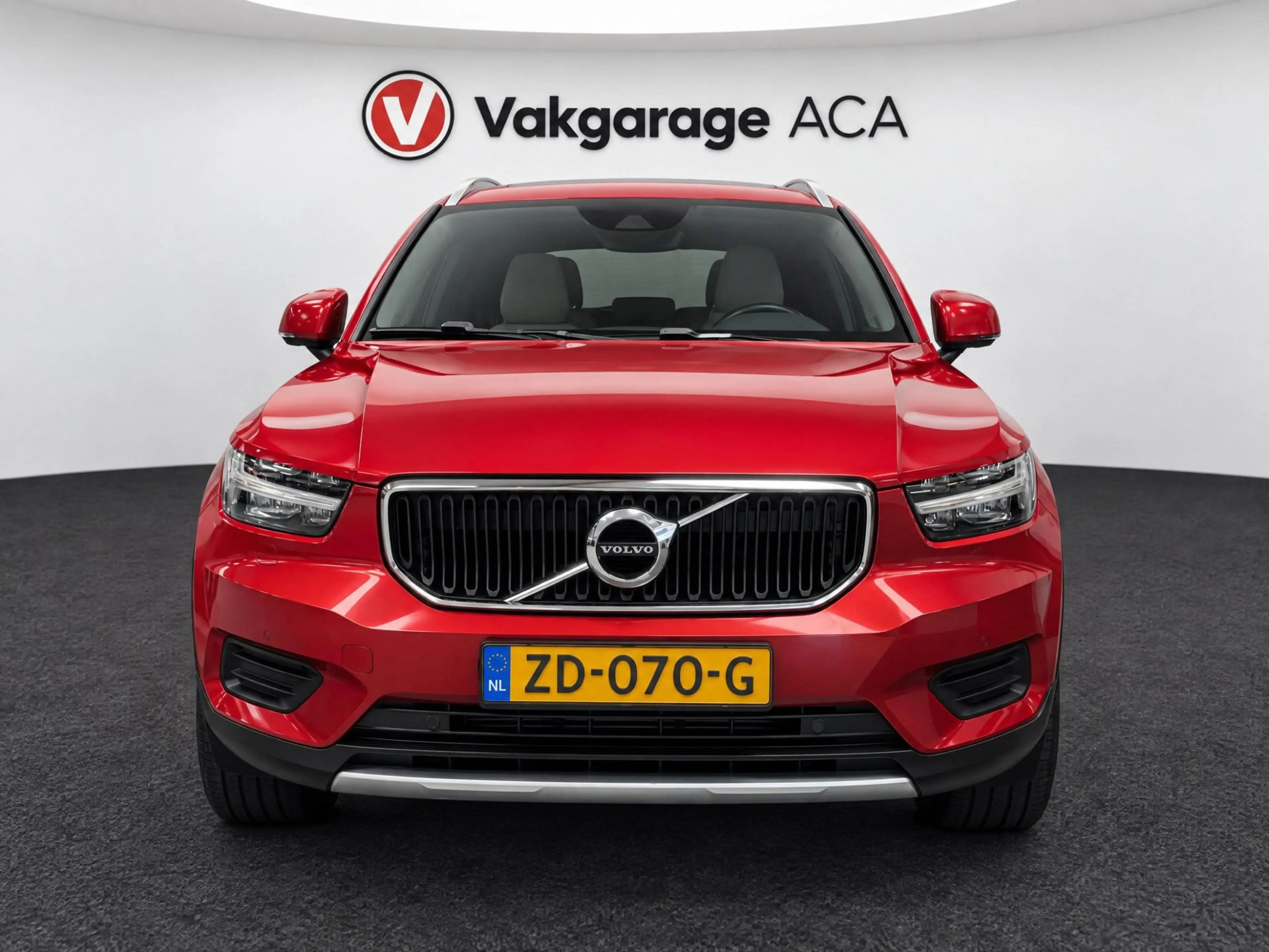 Volvo XC40 2.0 T4 Momentum // LEDER // PANO // El. TREKHAAK / — photo 2