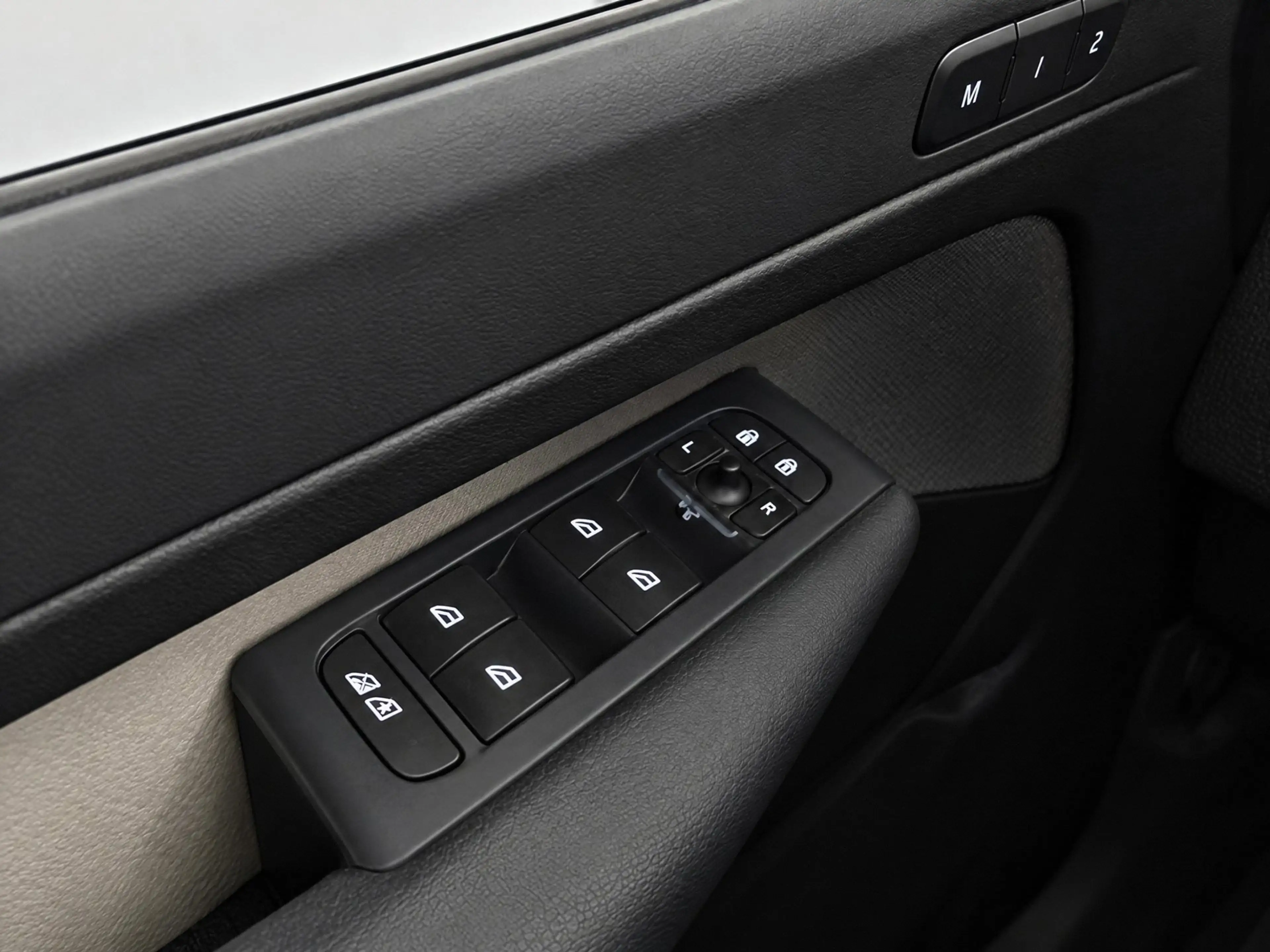 Volvo XC40 2.0 T4 Momentum // LEDER // PANO // El. TREKHAAK / — photo 25