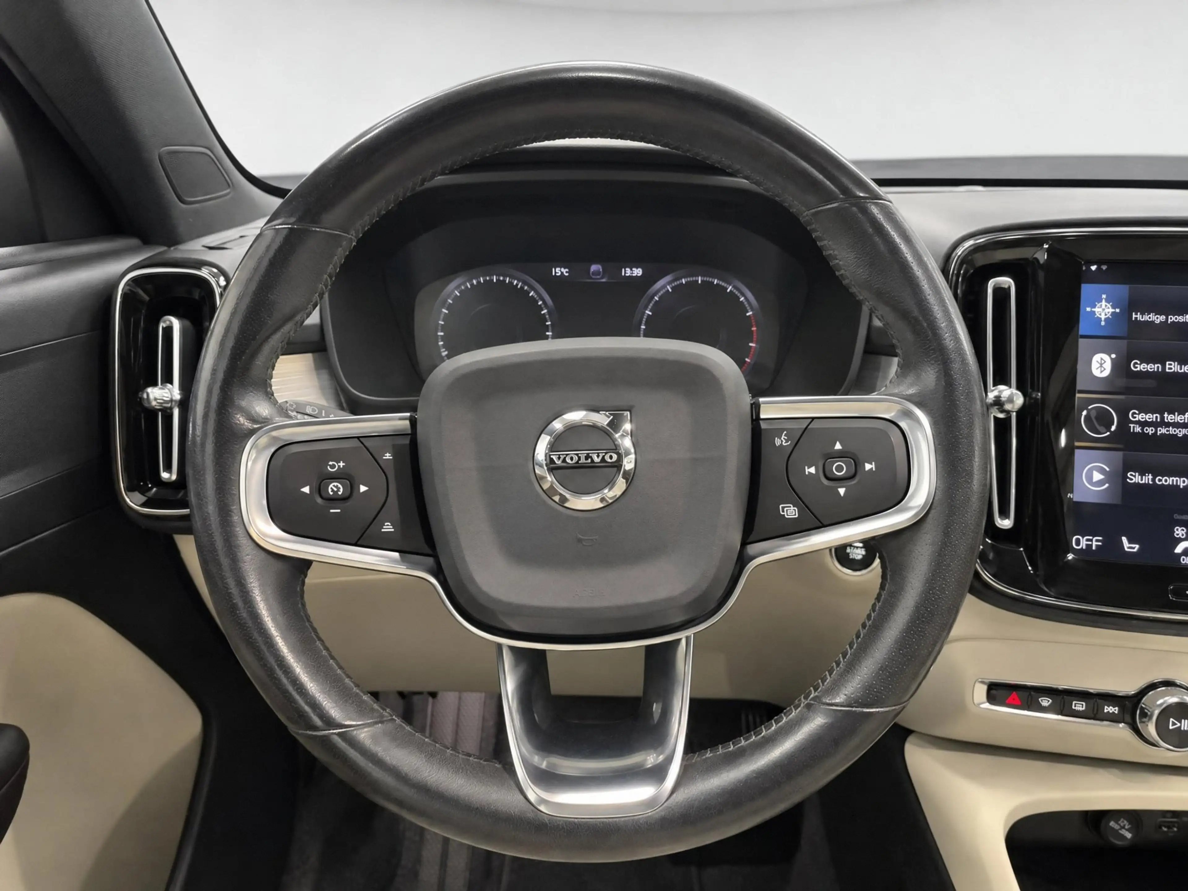 Volvo XC40 2.0 T4 Momentum // LEDER // PANO // El. TREKHAAK / — photo 12