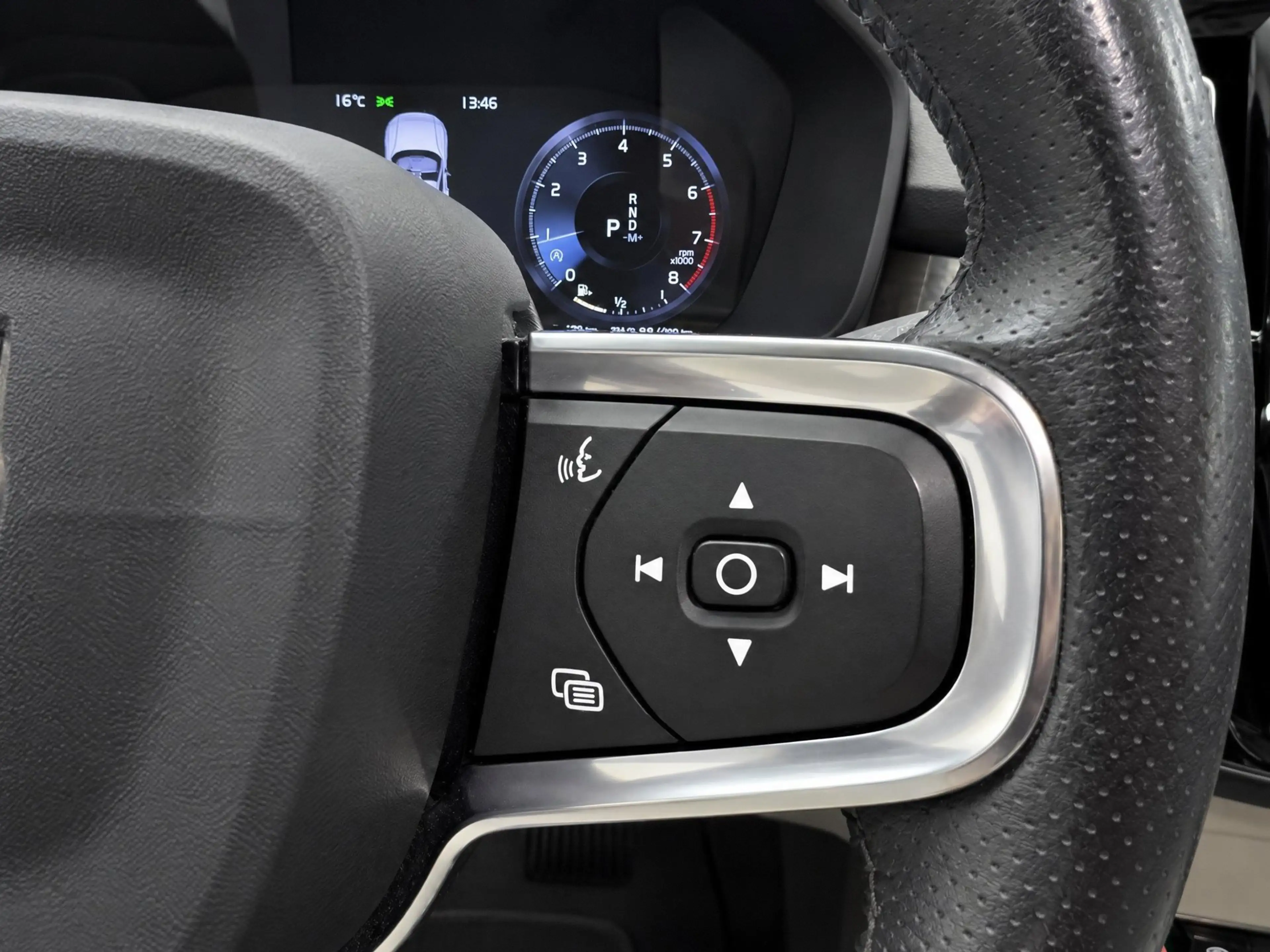 Volvo XC40 2.0 T4 Momentum // LEDER // PANO // El. TREKHAAK / — photo 13