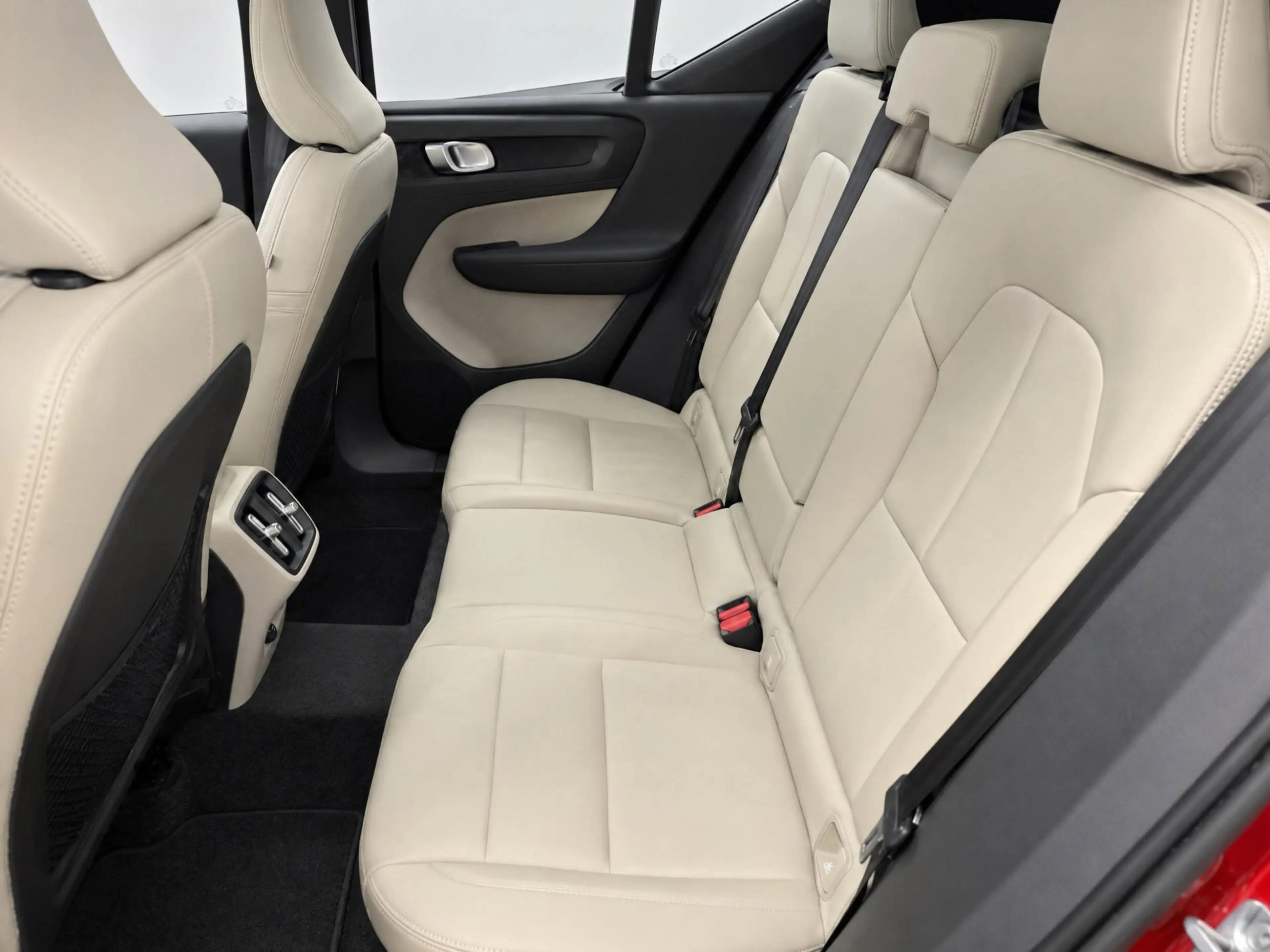 Volvo XC40 2.0 T4 Momentum // LEDER // PANO // El. TREKHAAK / — photo 9
