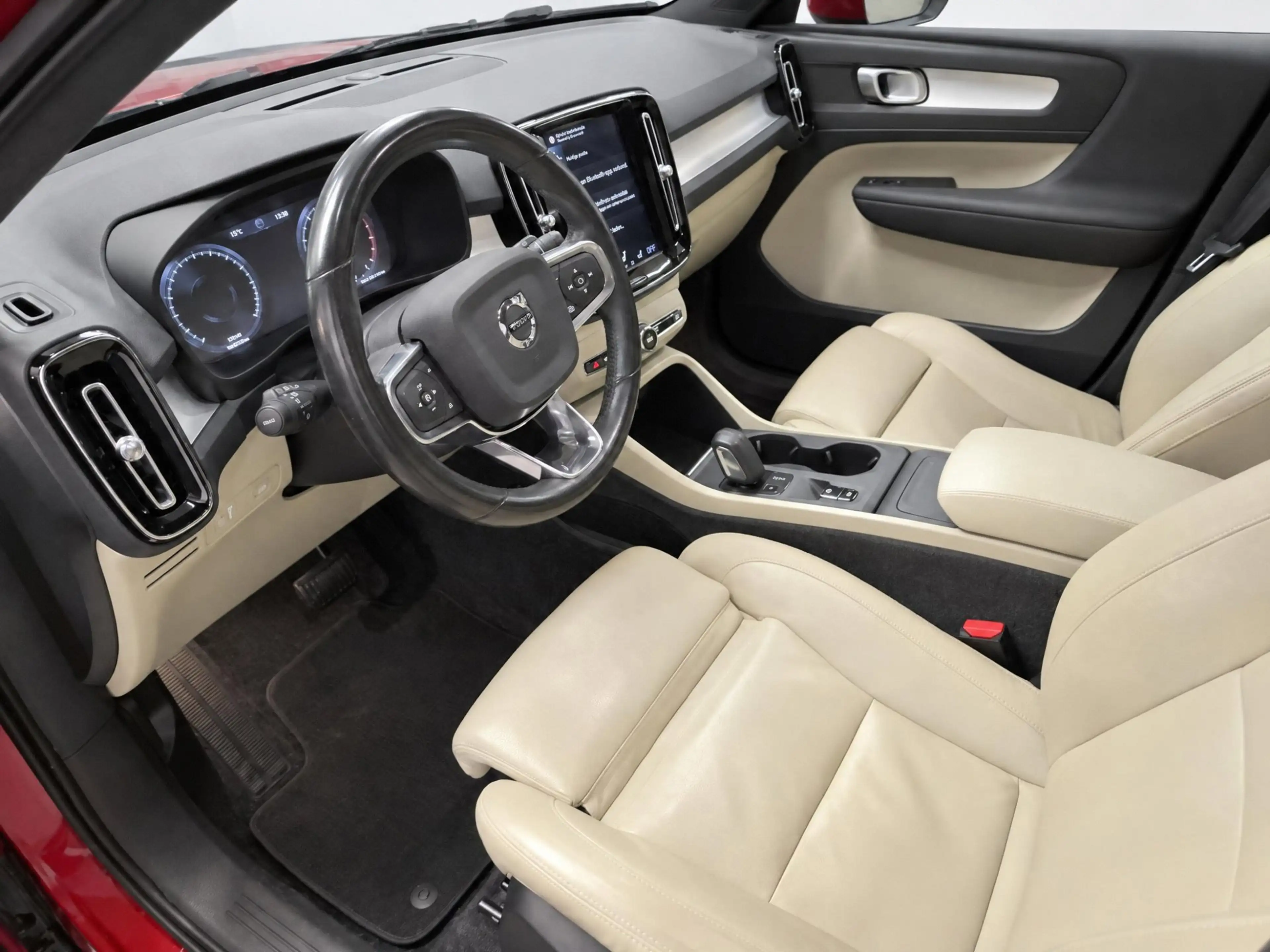 Volvo XC40 2.0 T4 Momentum // LEDER // PANO // El. TREKHAAK / — photo 8