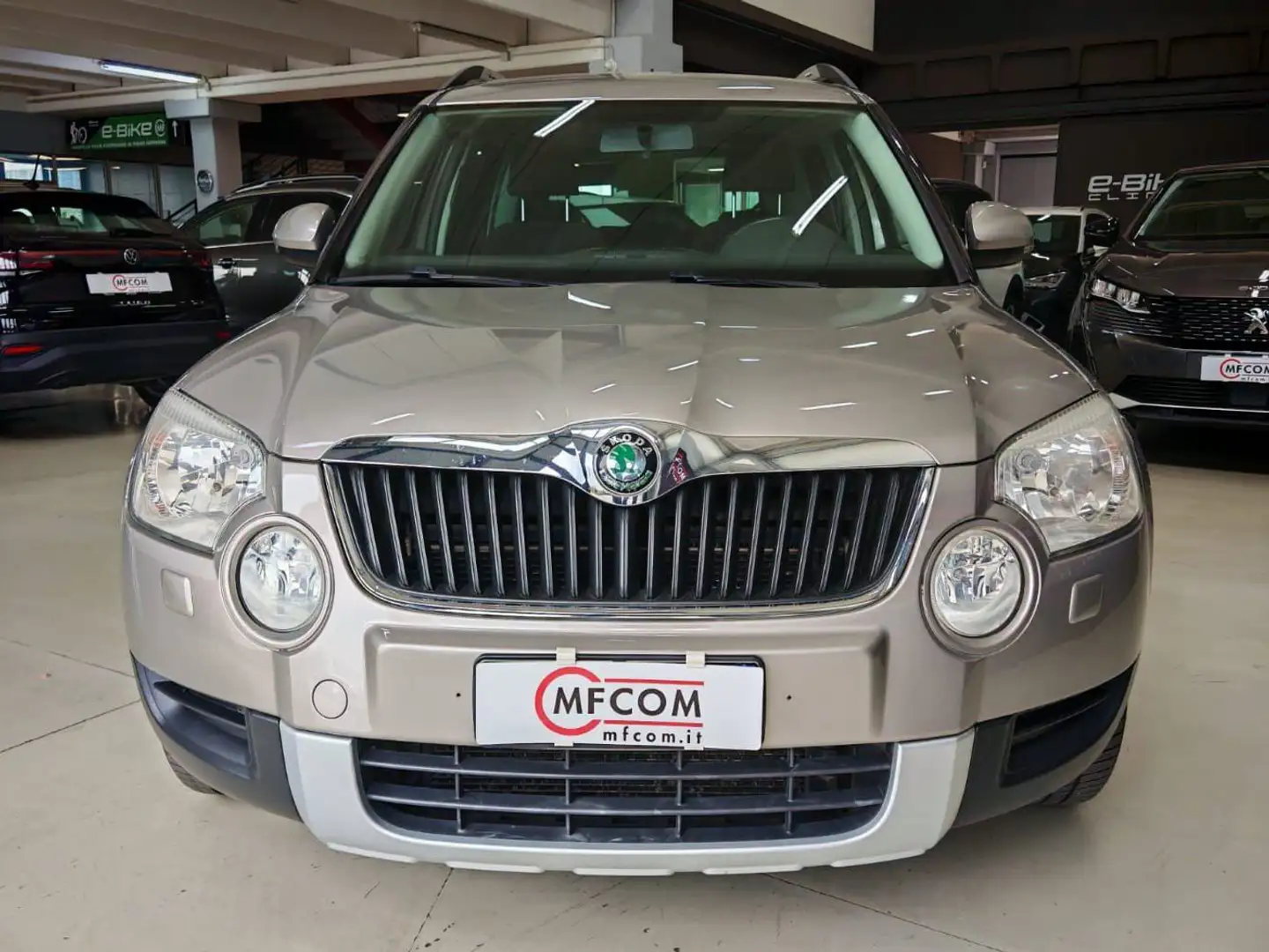 Skoda Yeti 2.0 tdi Adventure 110cv Gris - 2