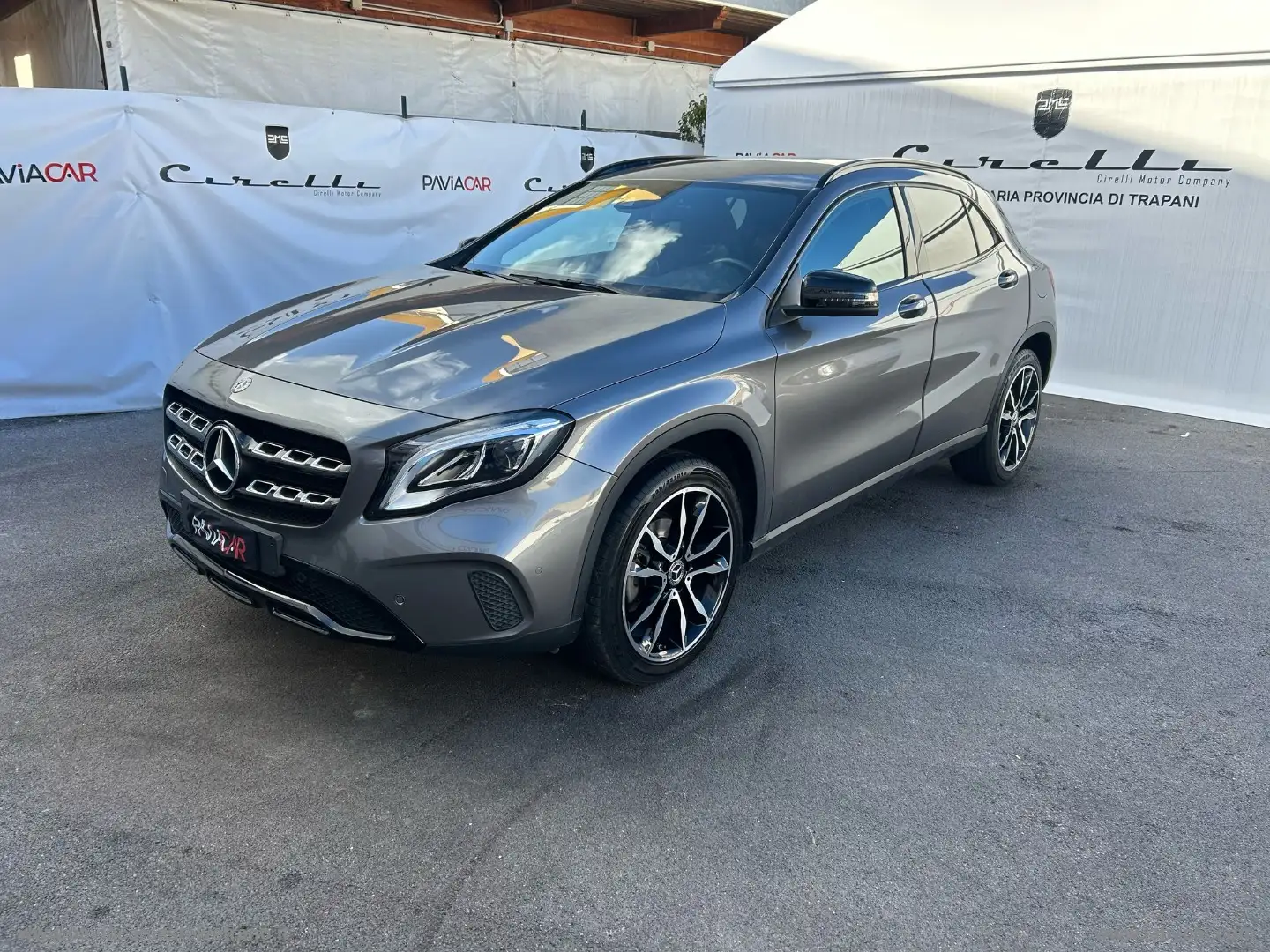 Mercedes-Benz GLA 180 GLA 200 d Automatic Premium Šedá - 1