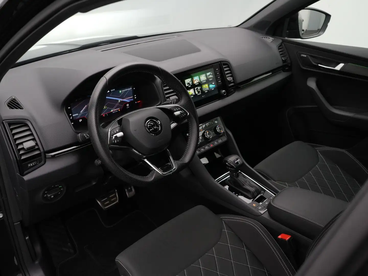 Skoda Karoq Sportline Business 1.5 TSI 150 pk DSG | Trekhaak | Zwart - 2