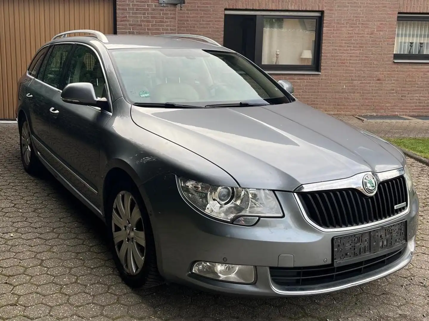 Skoda Superb Superb II Combi Diesel Combi 1.6 TDI GreenLine Szary - 2