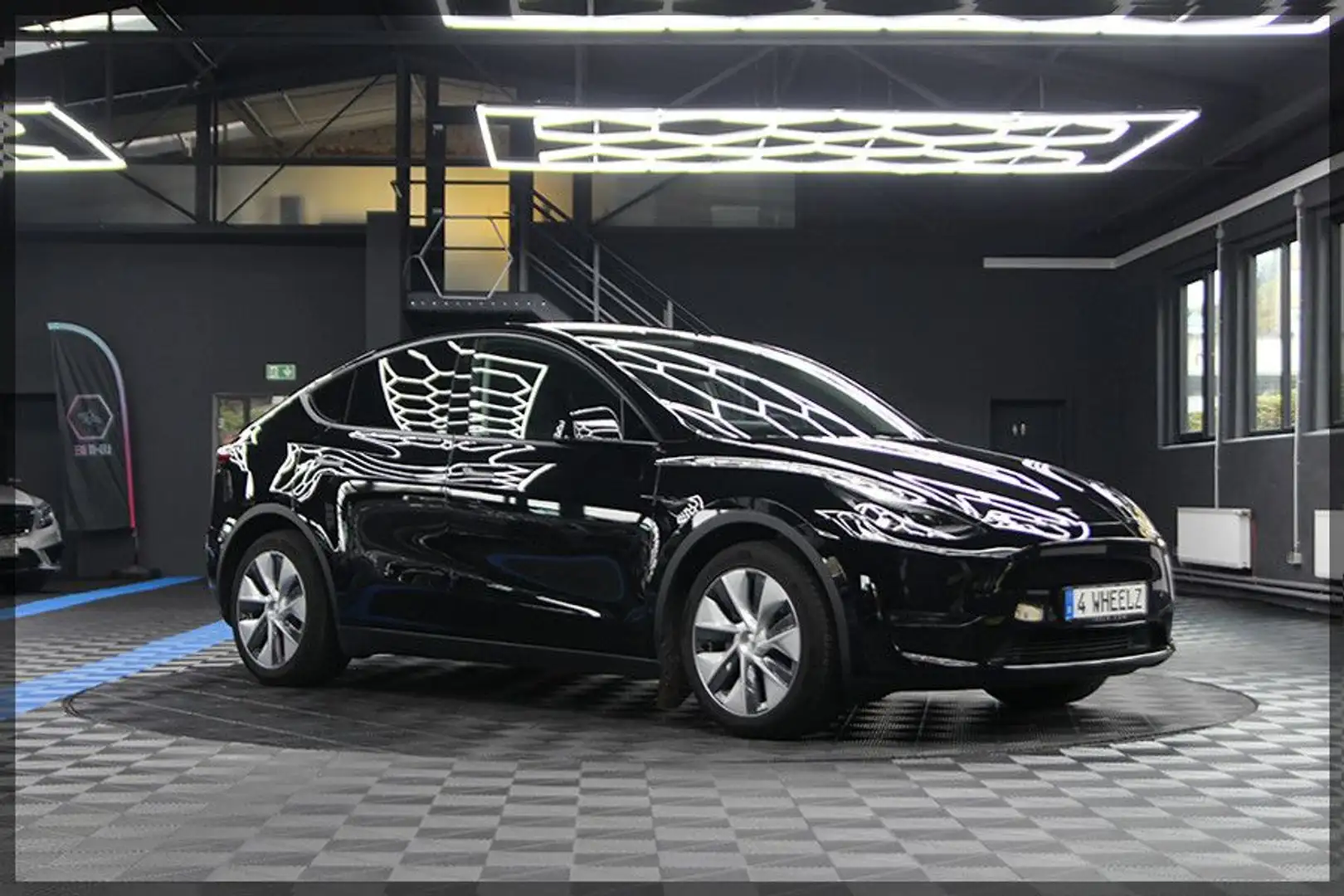 Tesla Model Y Long Range Dual Motor AWD Schwarz - 1