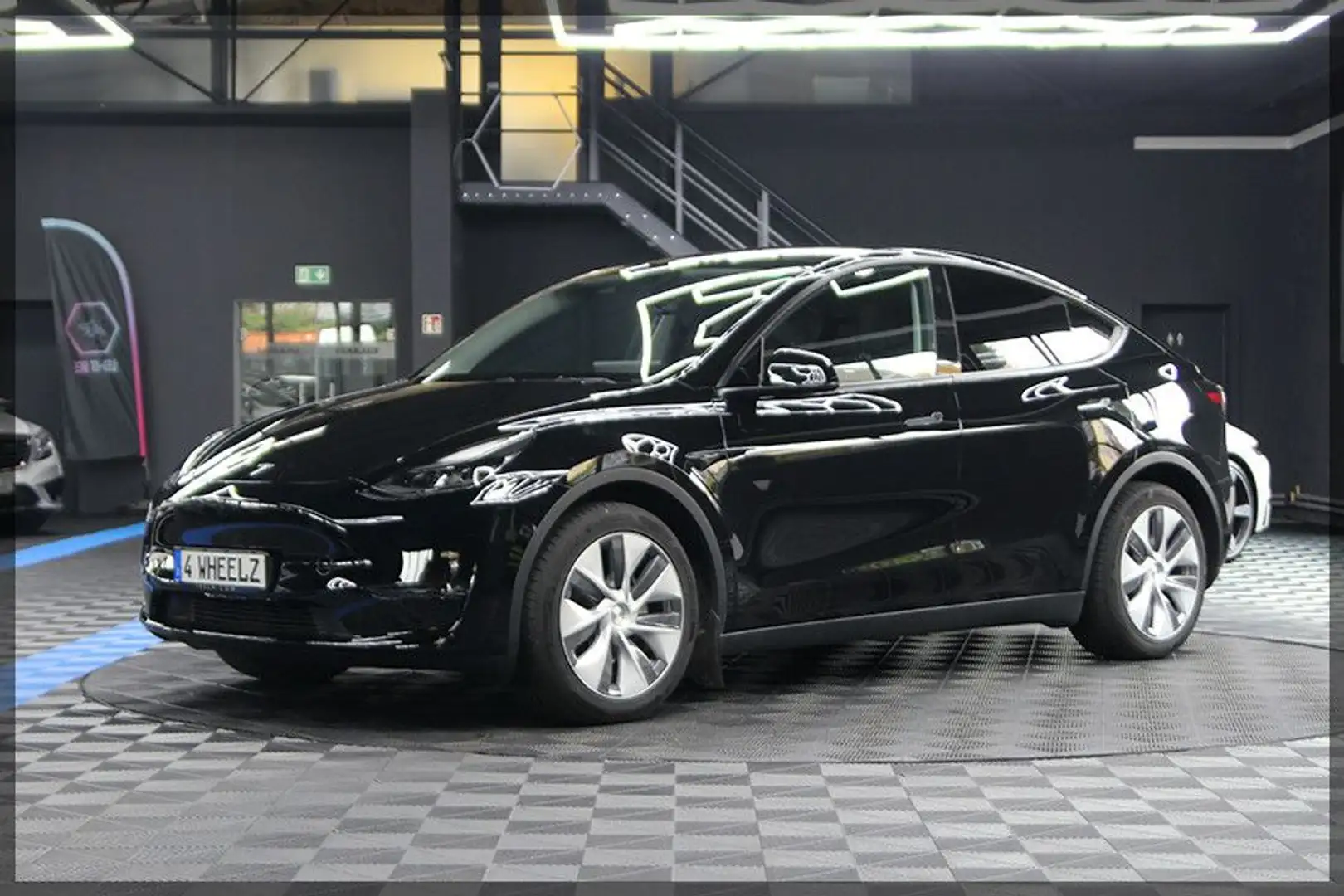 Tesla Model Y Long Range Dual Motor AWD Schwarz - 2
