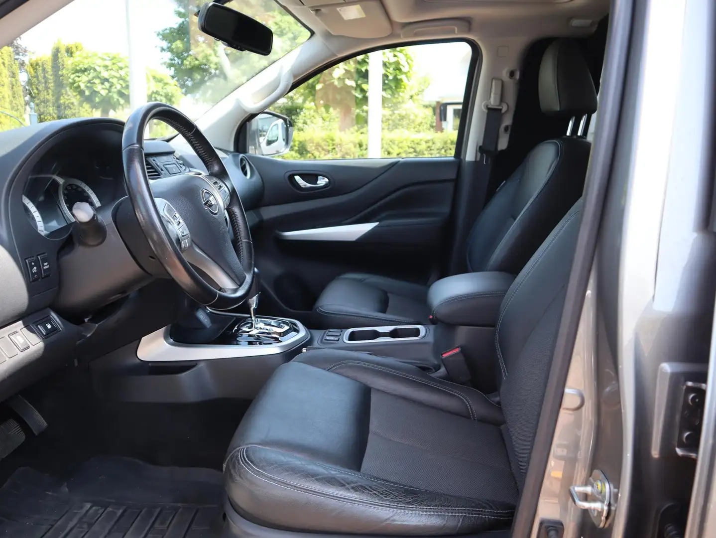 Nissan Navara 2.3 dCi New N-Guard Double Cab / Navigatie / Trekh Grijs - 2