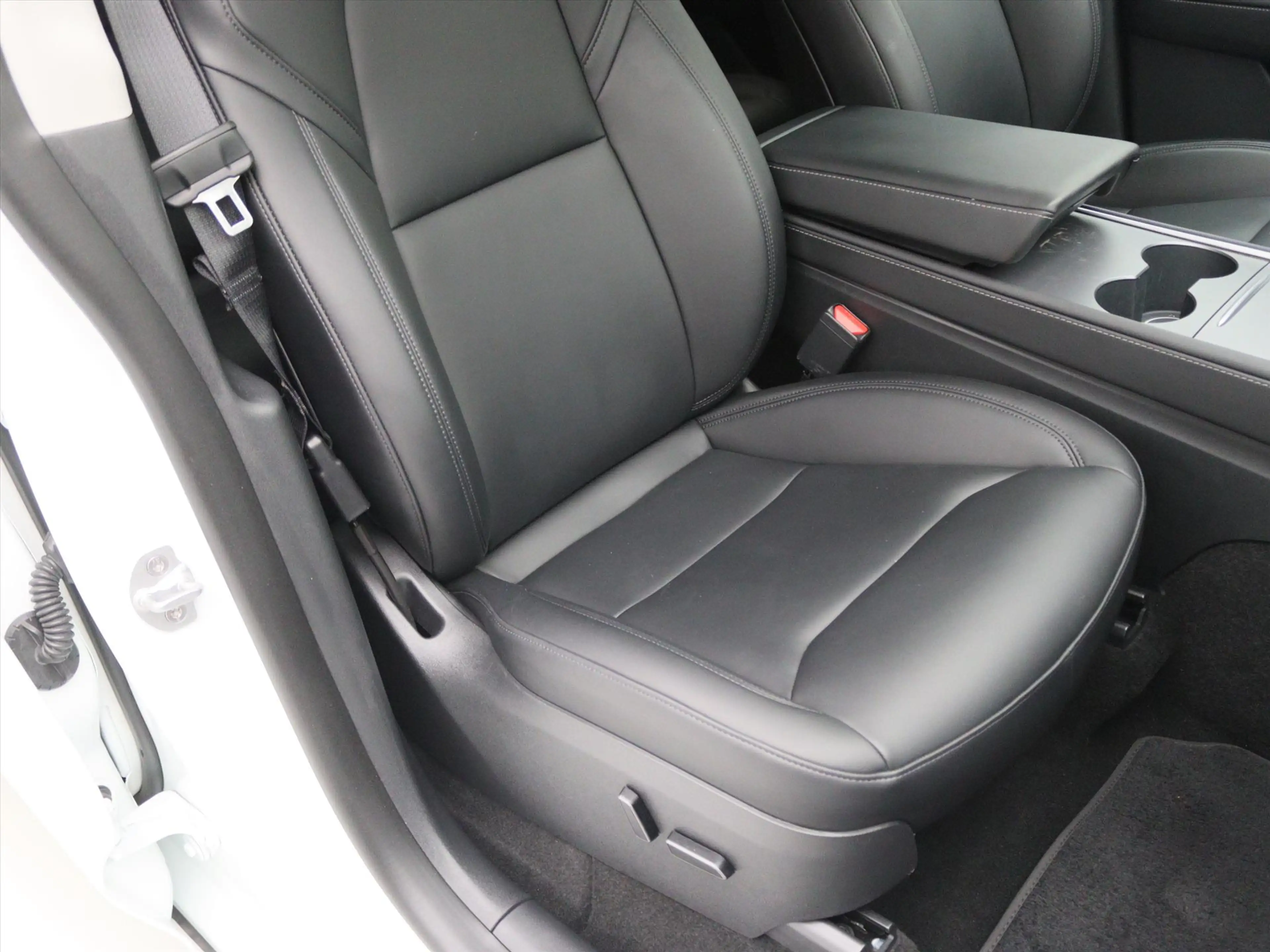 Tesla Model Y Long Range AWD 75kWh 351pk 94.6% SoH [ AMD RYZEN+A — photo 18