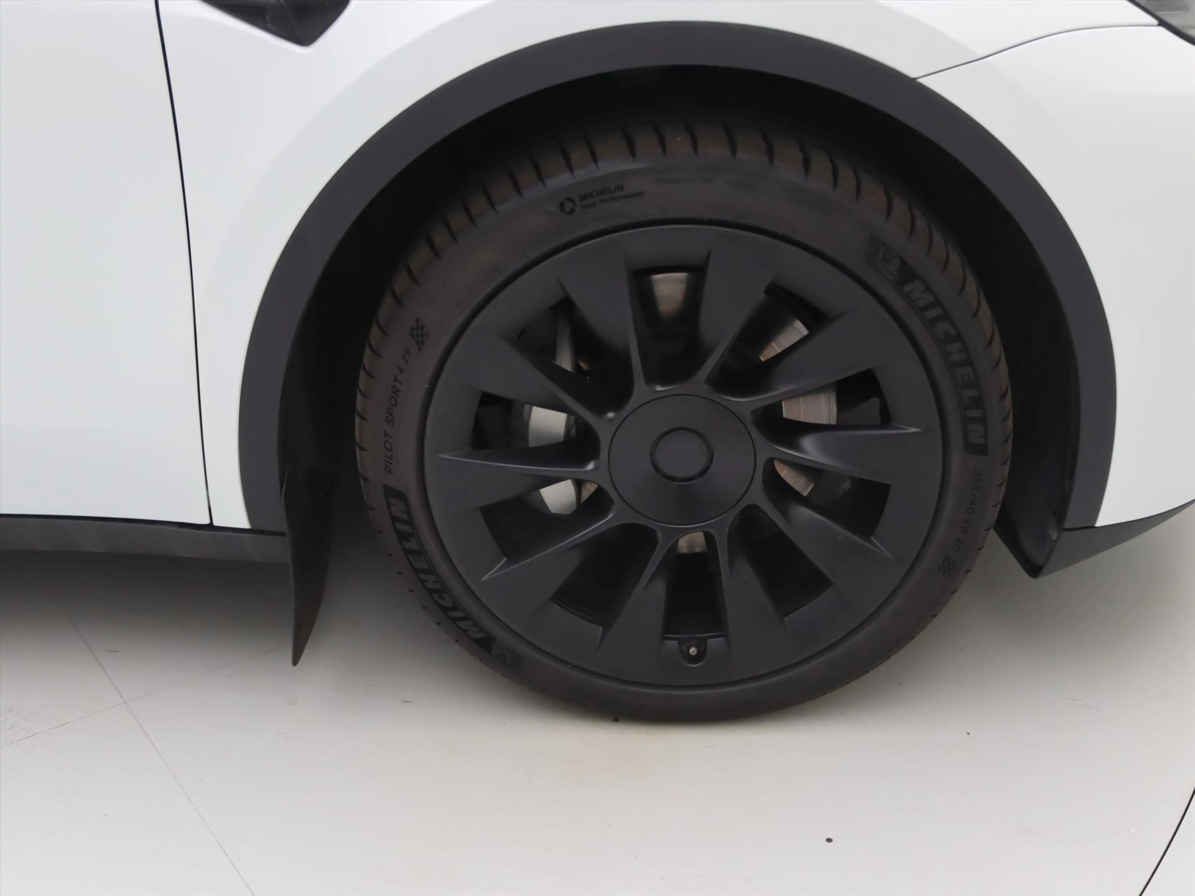 Tesla Model Y Long Range AWD 75kWh 351pk 94.6% SoH [ AMD RYZEN+A — photo 12