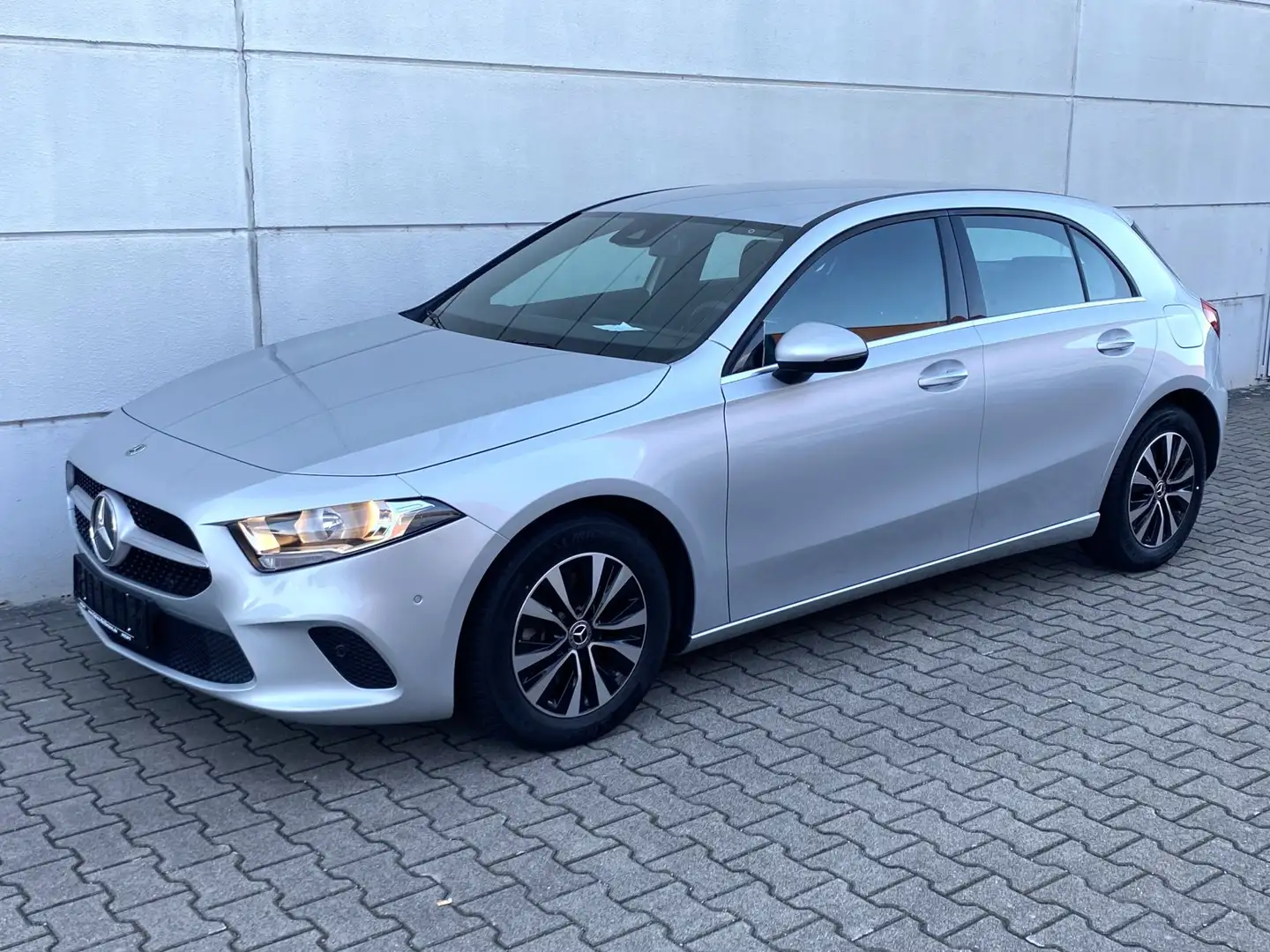 Mercedes-Benz A 200 Business RKam TLeder Shz DAB CarPlay AndAuto Silber - 2