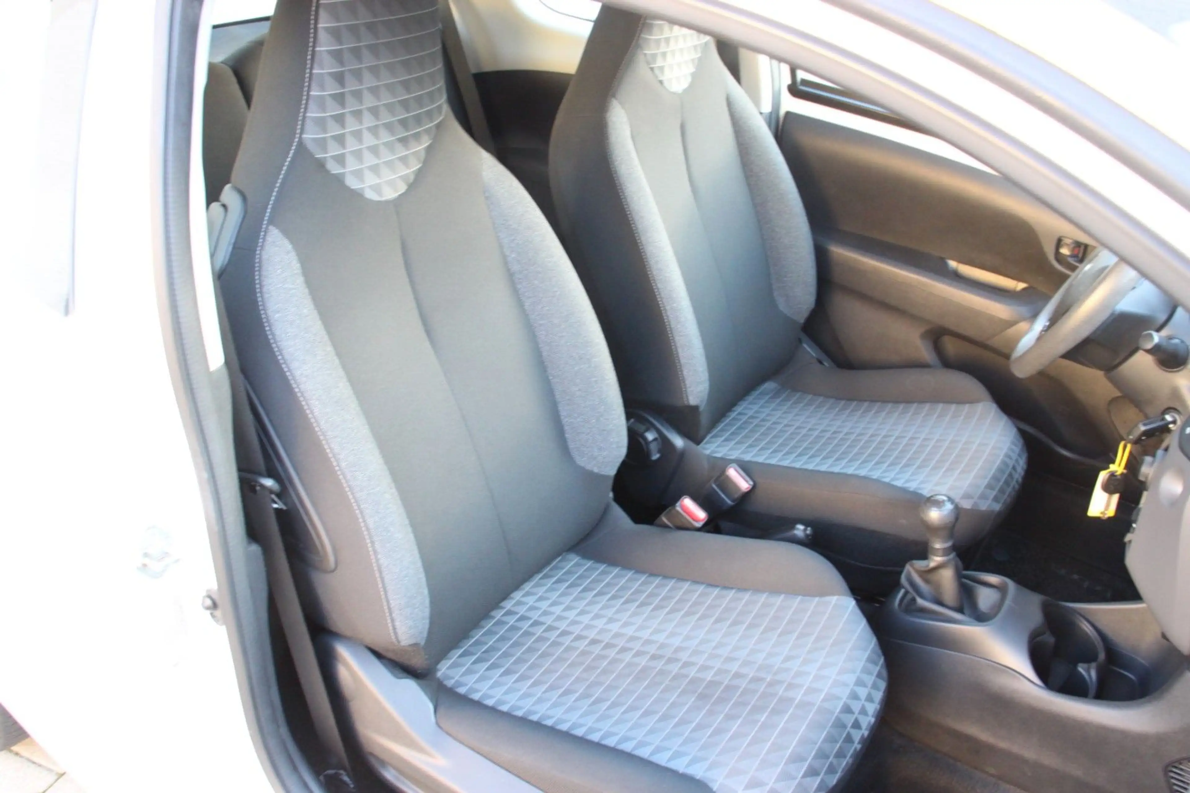 Peugeot 108 Active Sitzheizung / Allwetterreifen — photo 9