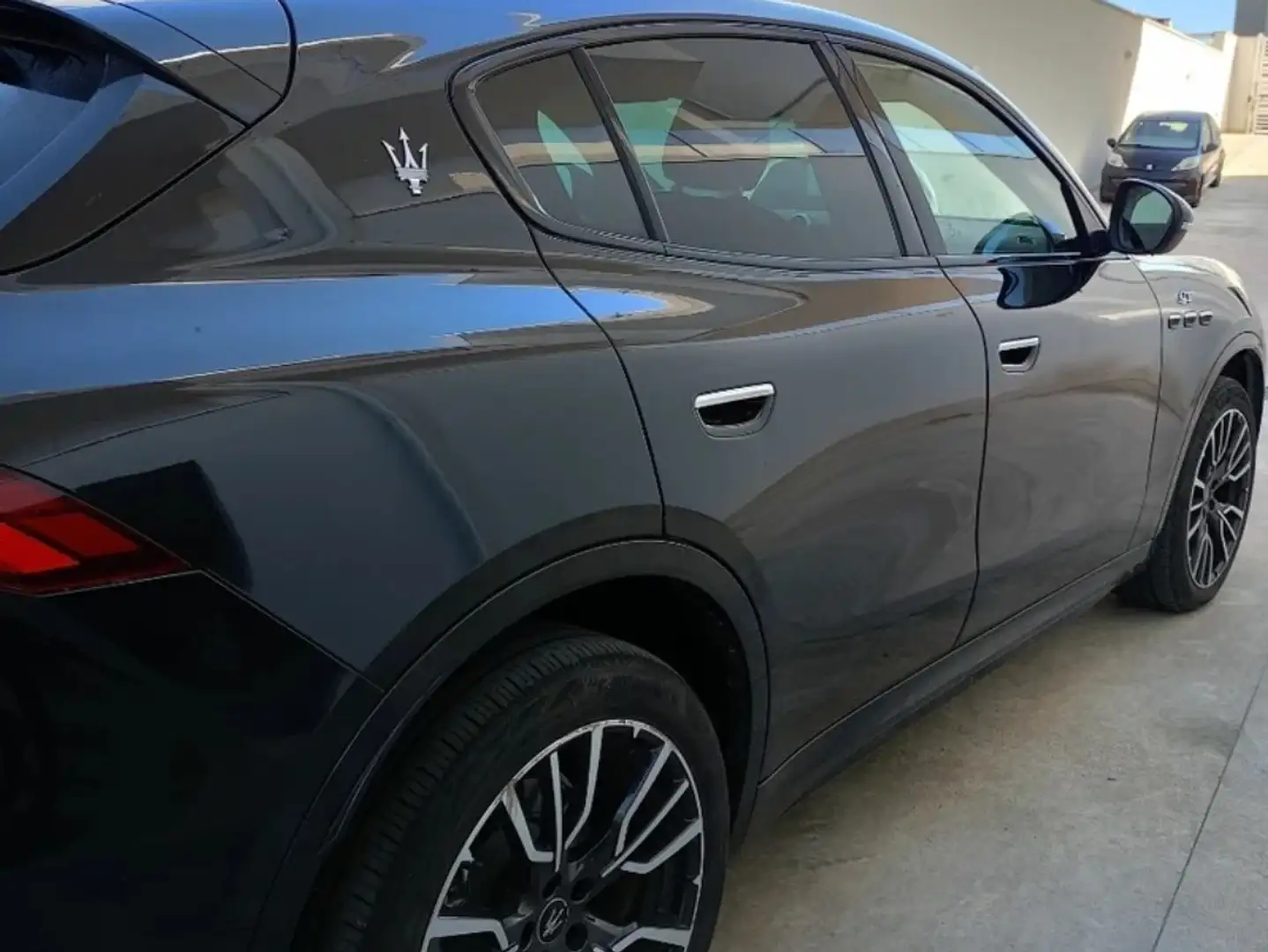 Maserati Grecale 2.0 mhev GT 300cv auto Fekete - 2