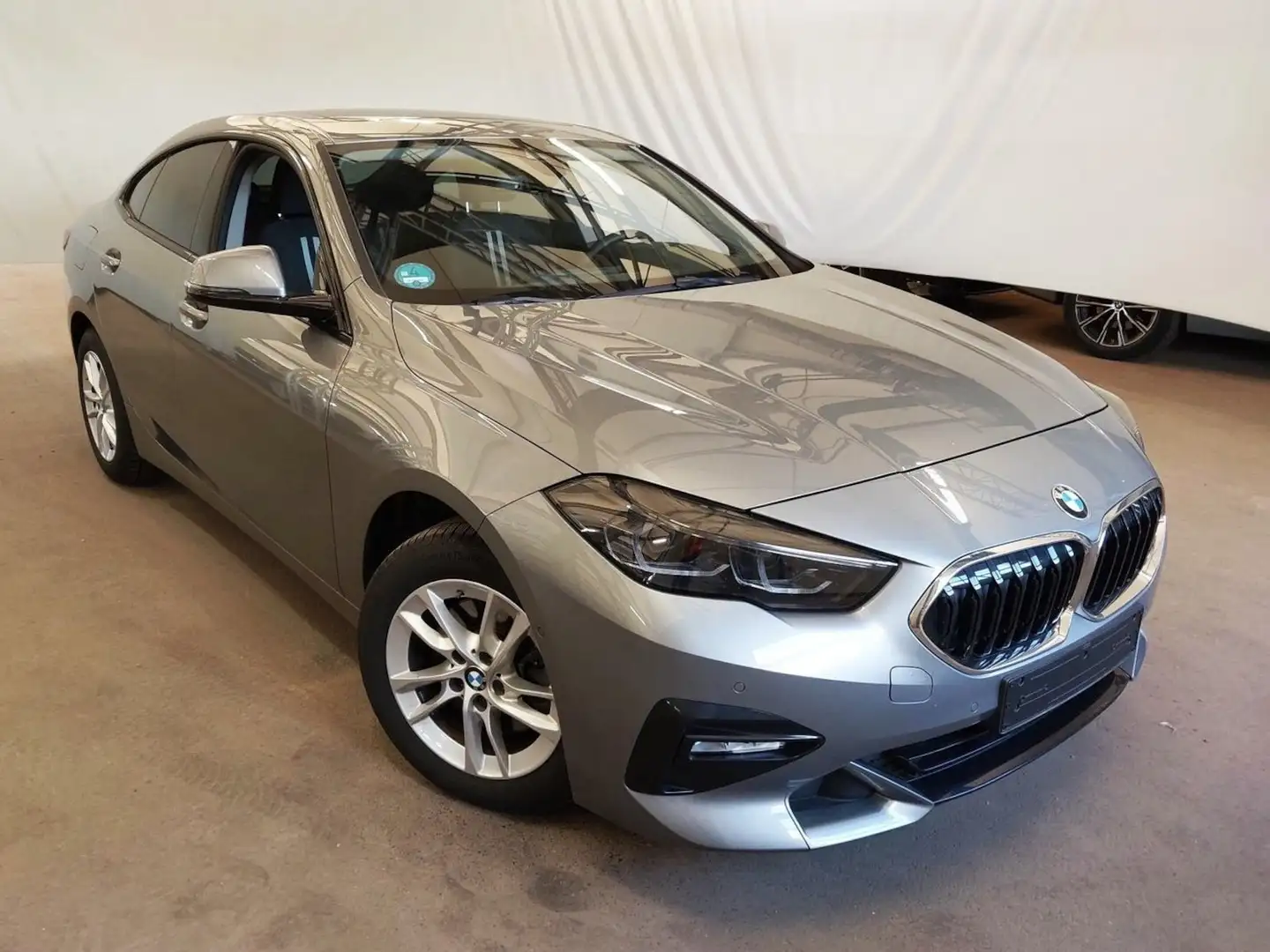BMW 218 i SportLine MShadow Pano Navi Kam Grijs - 2