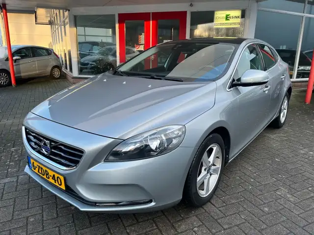 Volvo V40 1.6 T2 120PK Momentum Panorama dak/Trekhaak/achter