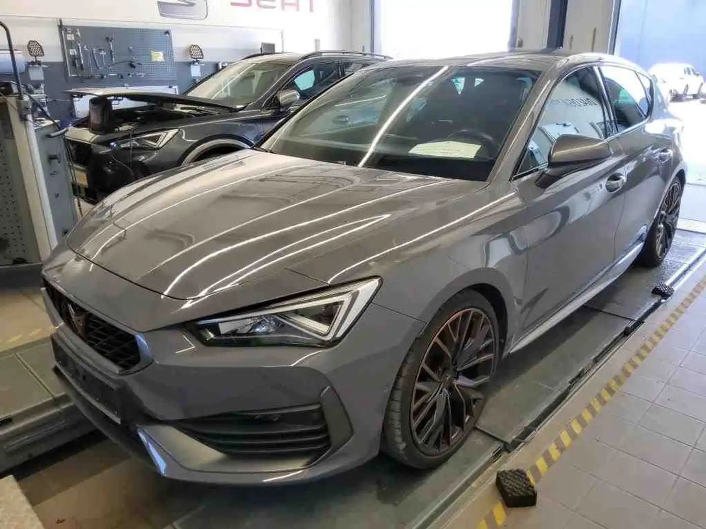 CUPRA Leon 2.0 TSI DSG VZ *LED *SCHALE *ACC *RKAM *"19 *NAVI Silber - 2