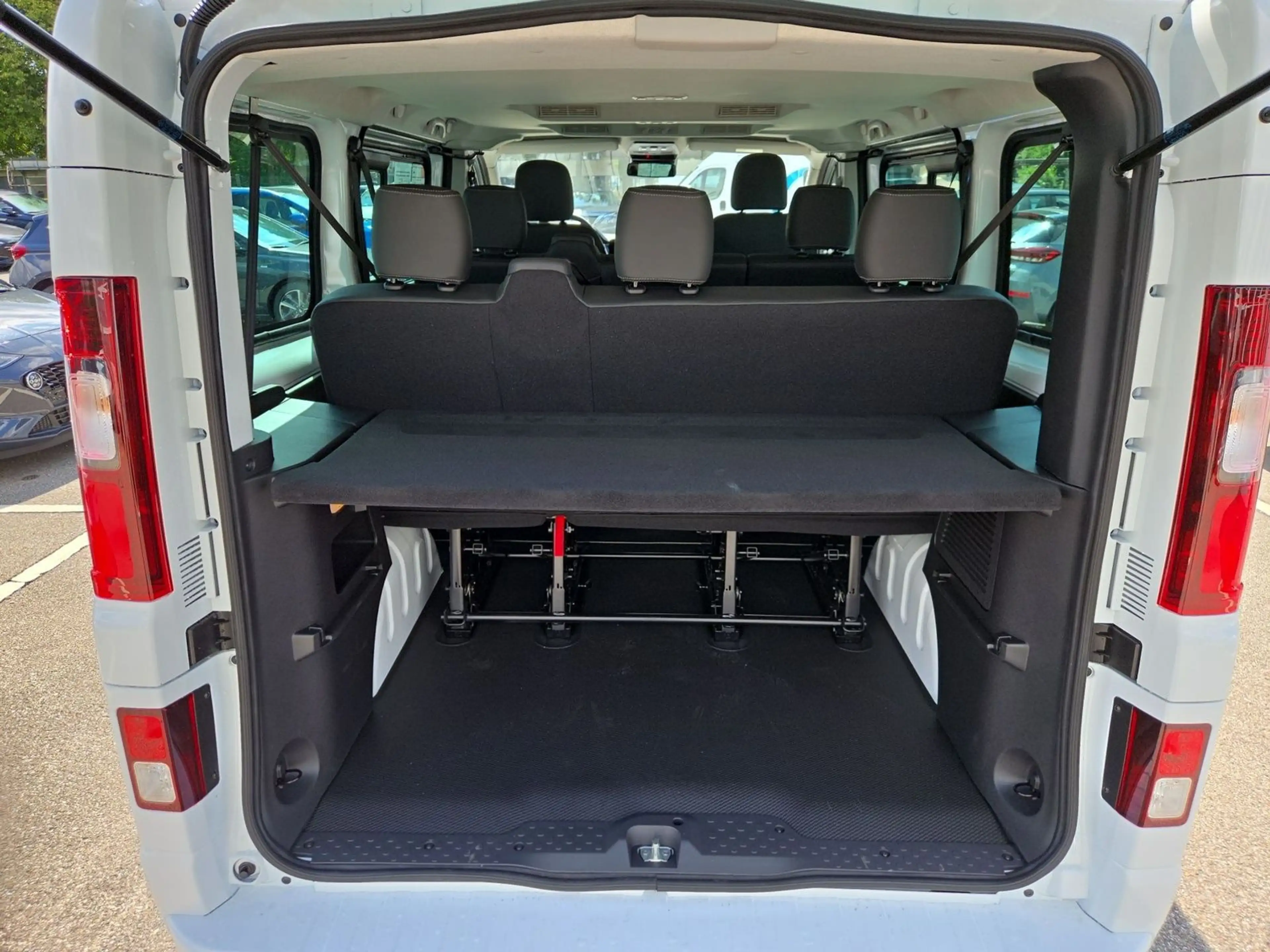 Nissan Primastar L1H1 2,8t dCi 170 AT Tekna — photo 12