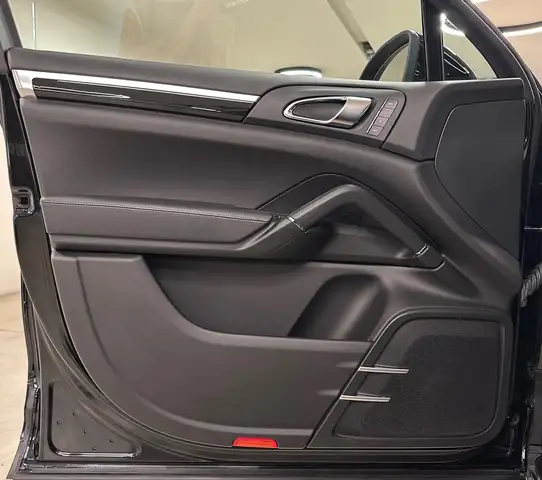 Porsche Cayenne view 13