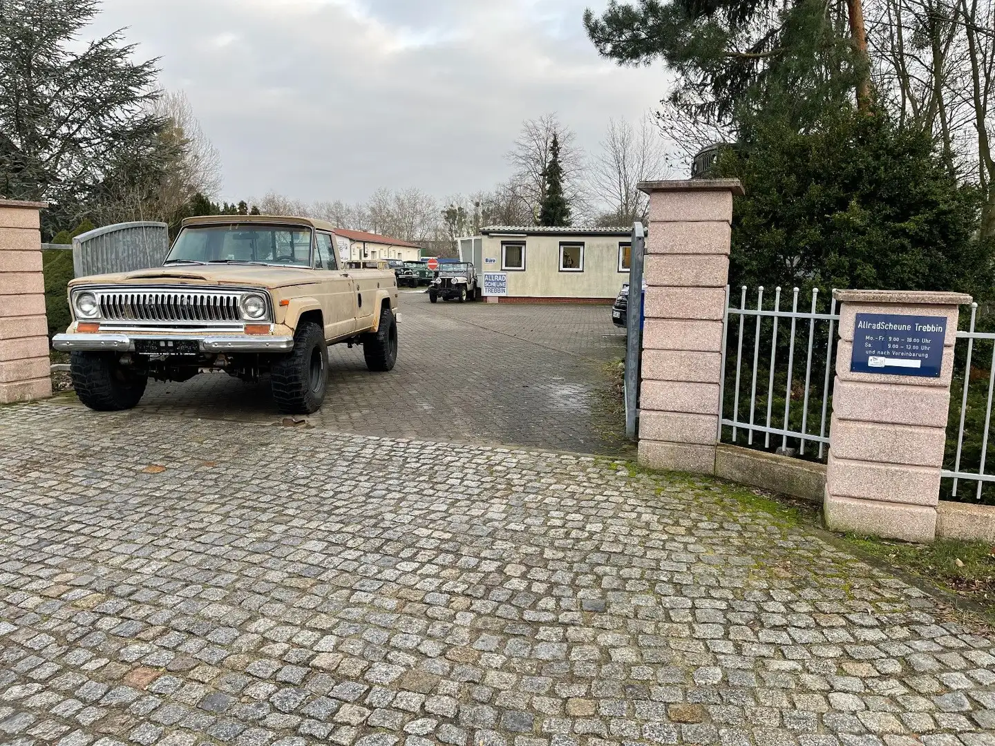 Jeep J20 4x4 401 V8 Beige - 1